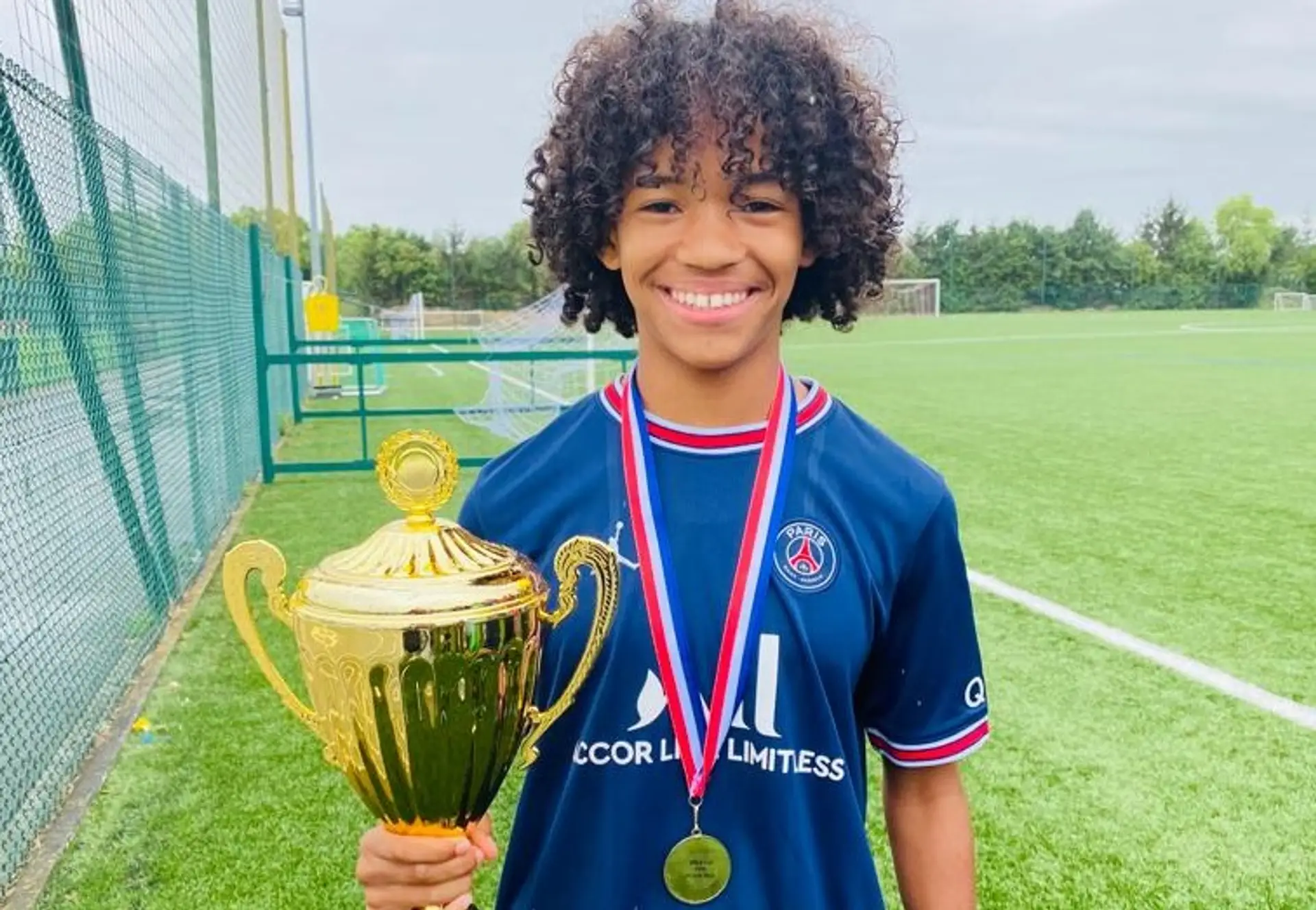 Milena s trofejou v drese PSG.
