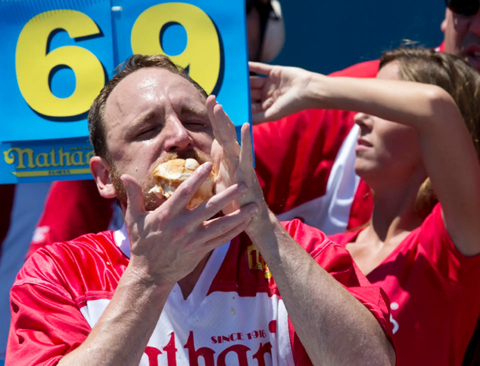 Rekordér v jedení hot-dogov Joey Chestnut.