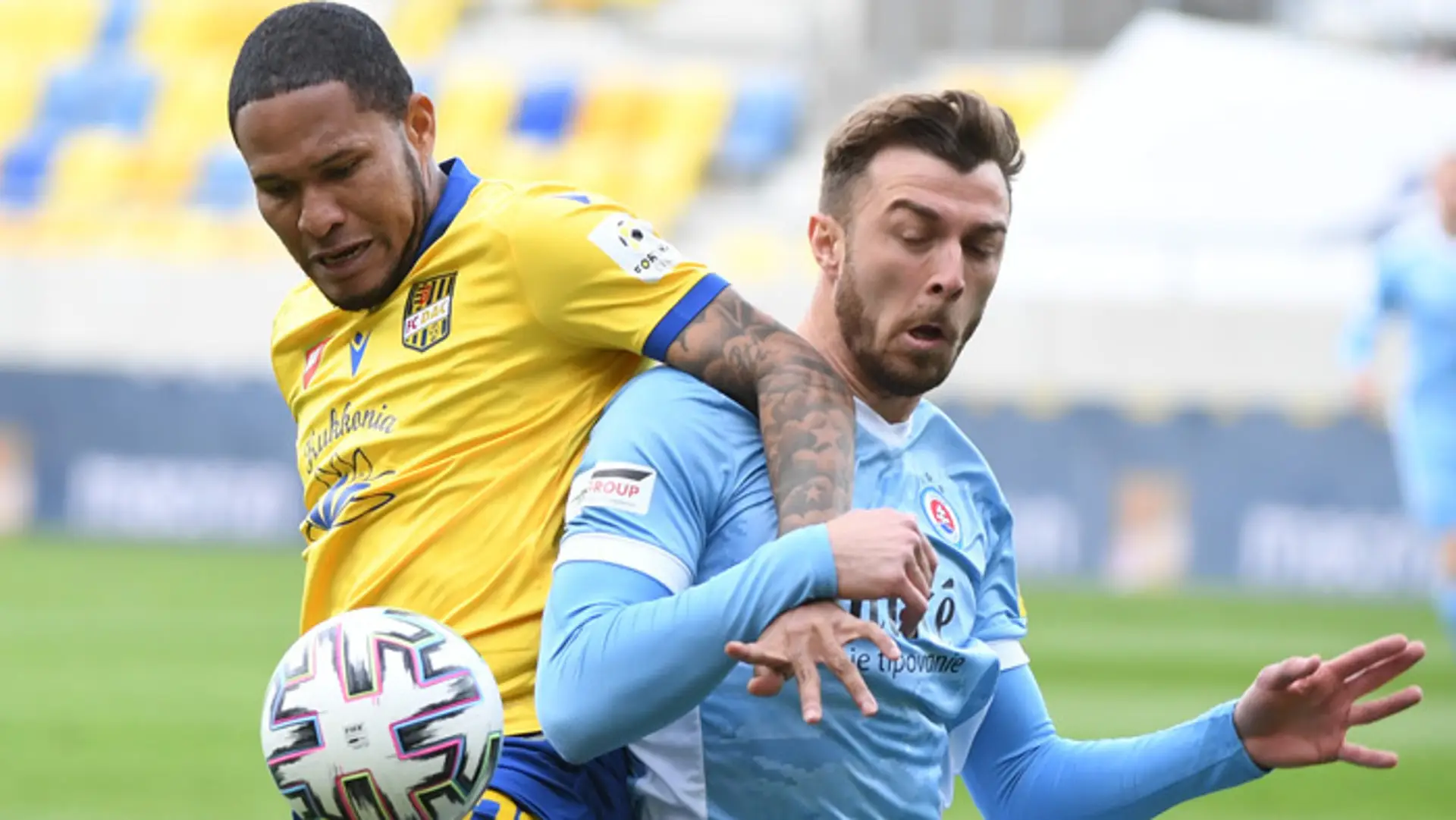 Futbalista Slovana Aleksandar Čavrič a vľavo hráč DAC-u Eric Javier Davis Grajales.