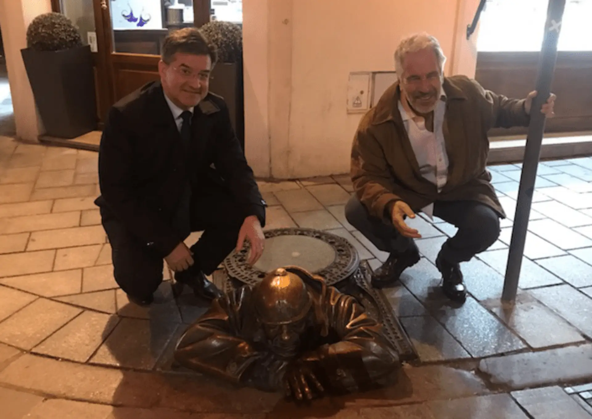 Lajčák s Epsteinom pri Čumilovi.