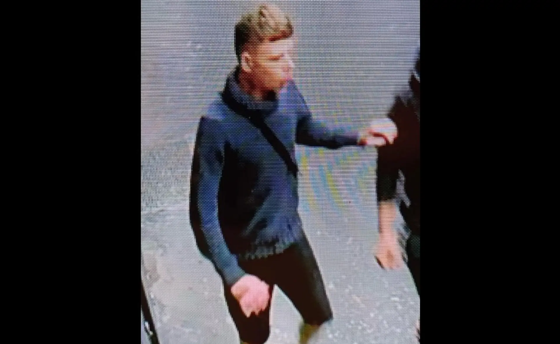 Na snímke muž, ktorý hľadajú v súvislosti s incidentom v Bratislave, pri ktorom napadli tínedžera nožom.