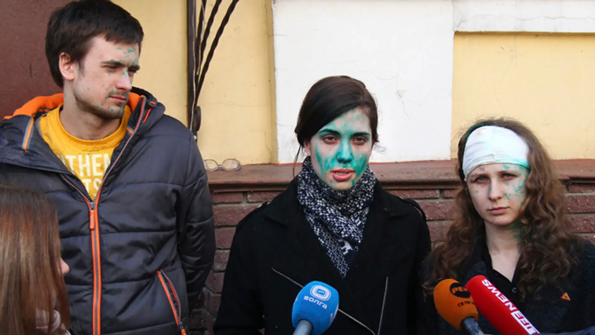 Členky Pussy Riot, sprava Maria Aľochinová, Nadežda Tolokonnikovová a jej manžel Piotr Verzilov.