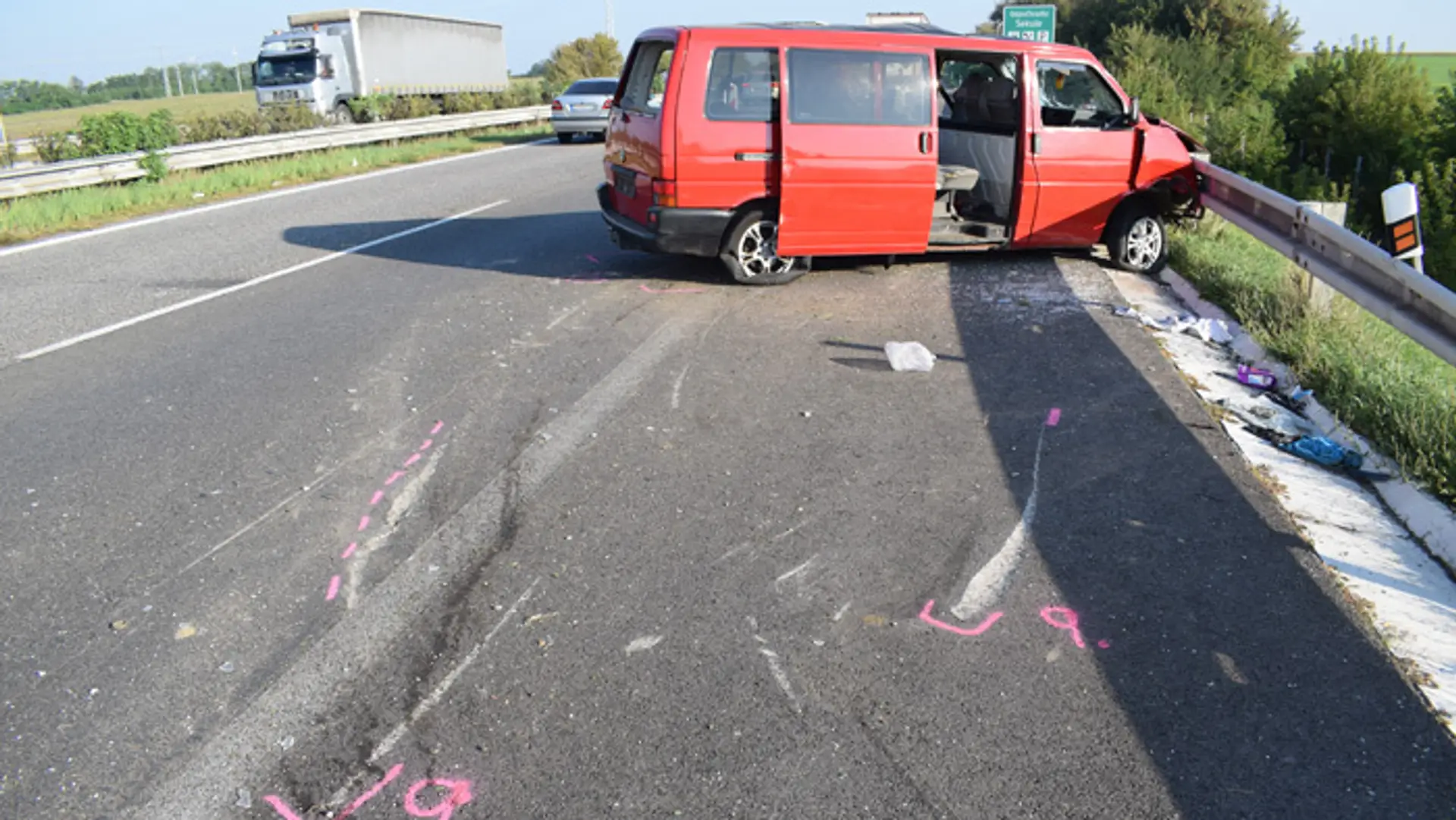 Rumunský mikrobus sa zrazil pri Sekuliach s kamiónom.