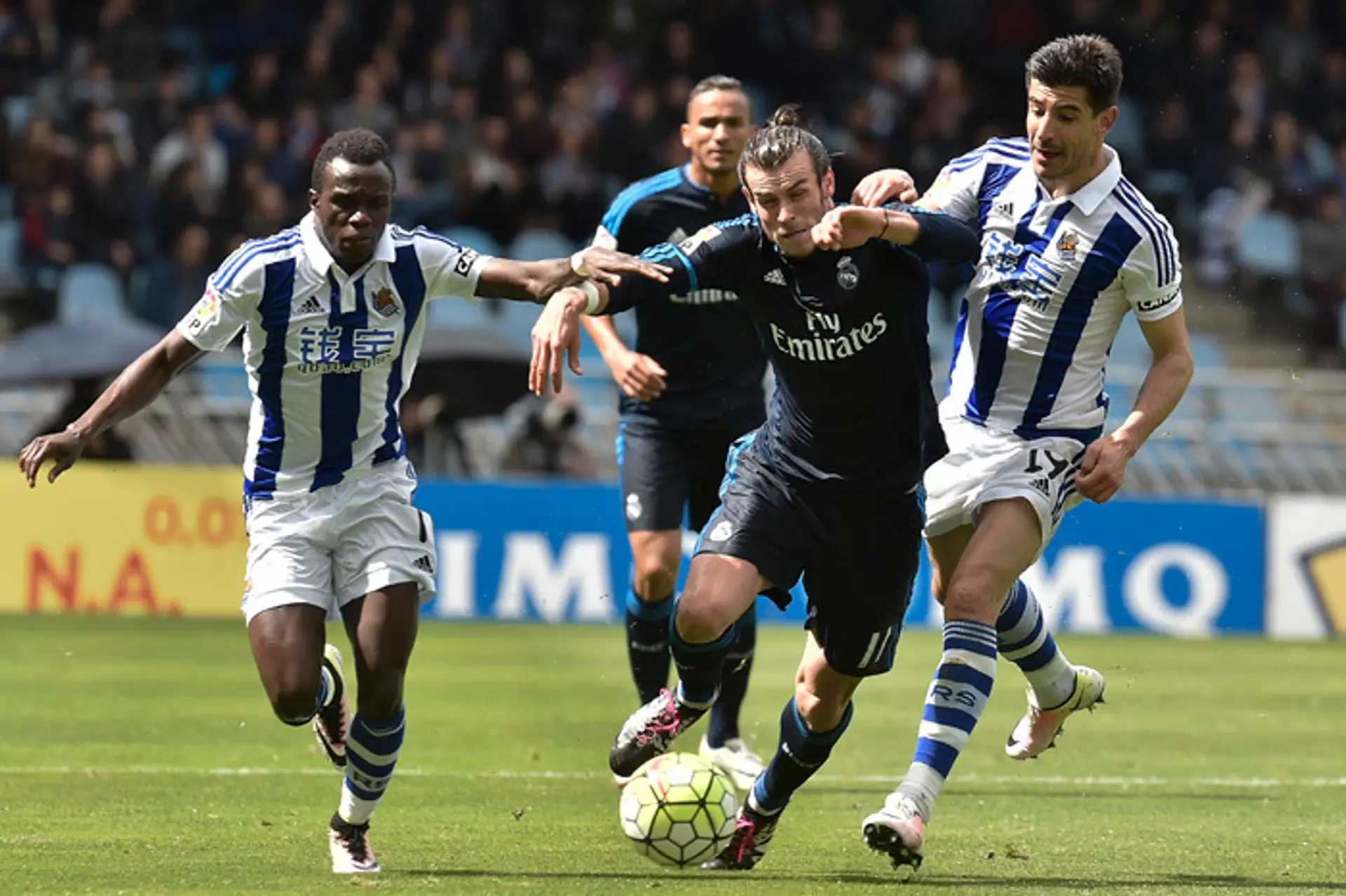 Gareth Bale (Real Madrid) v súboji o loptu s hráčmi Bruma (vľavo) a Yuri Berchiche (obaja  Real Sociedad)