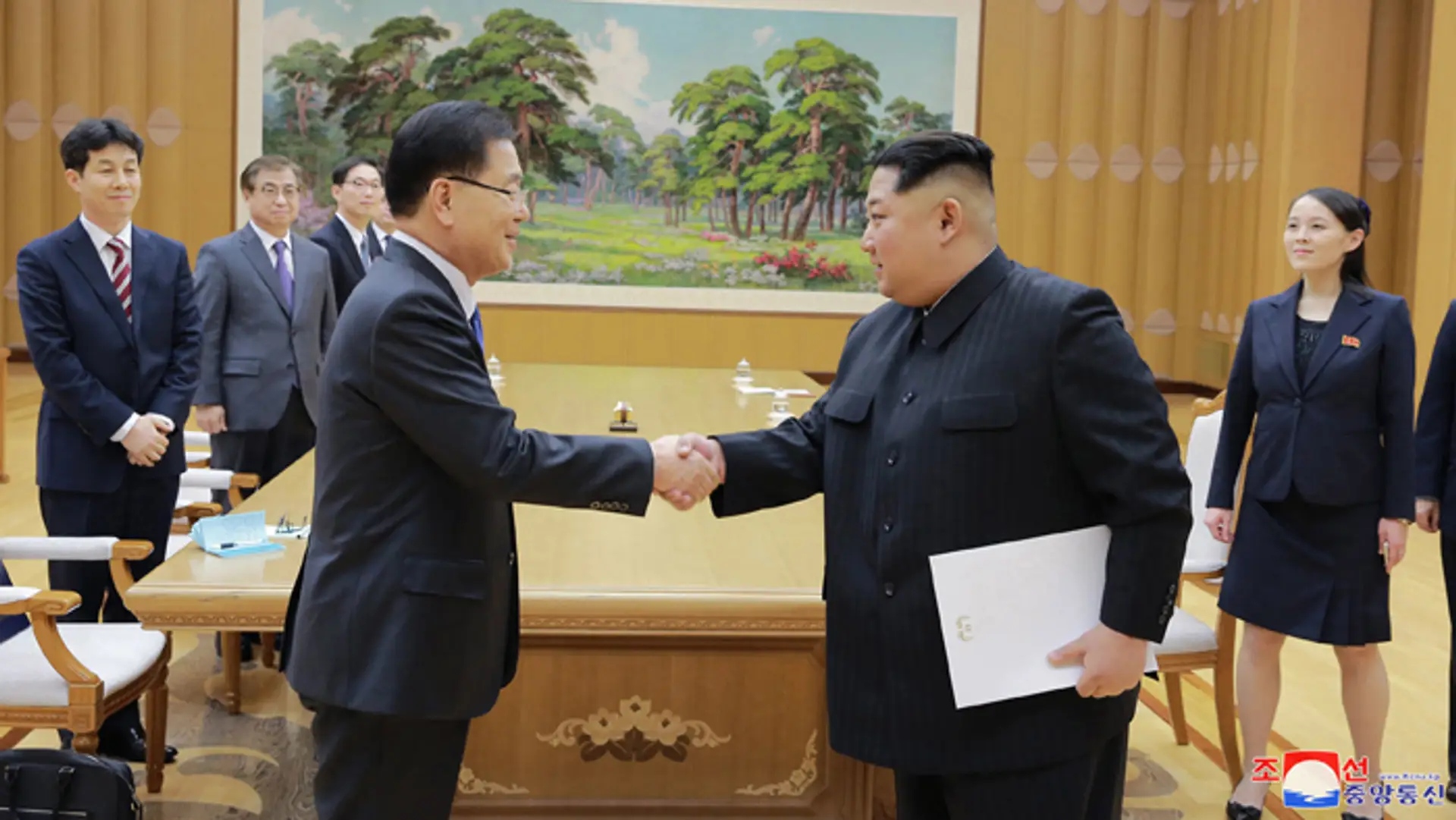 Vodca KĽDR Kim Čong-un a šéf Národného bezpečnostného úradu Čong Ji-jong.