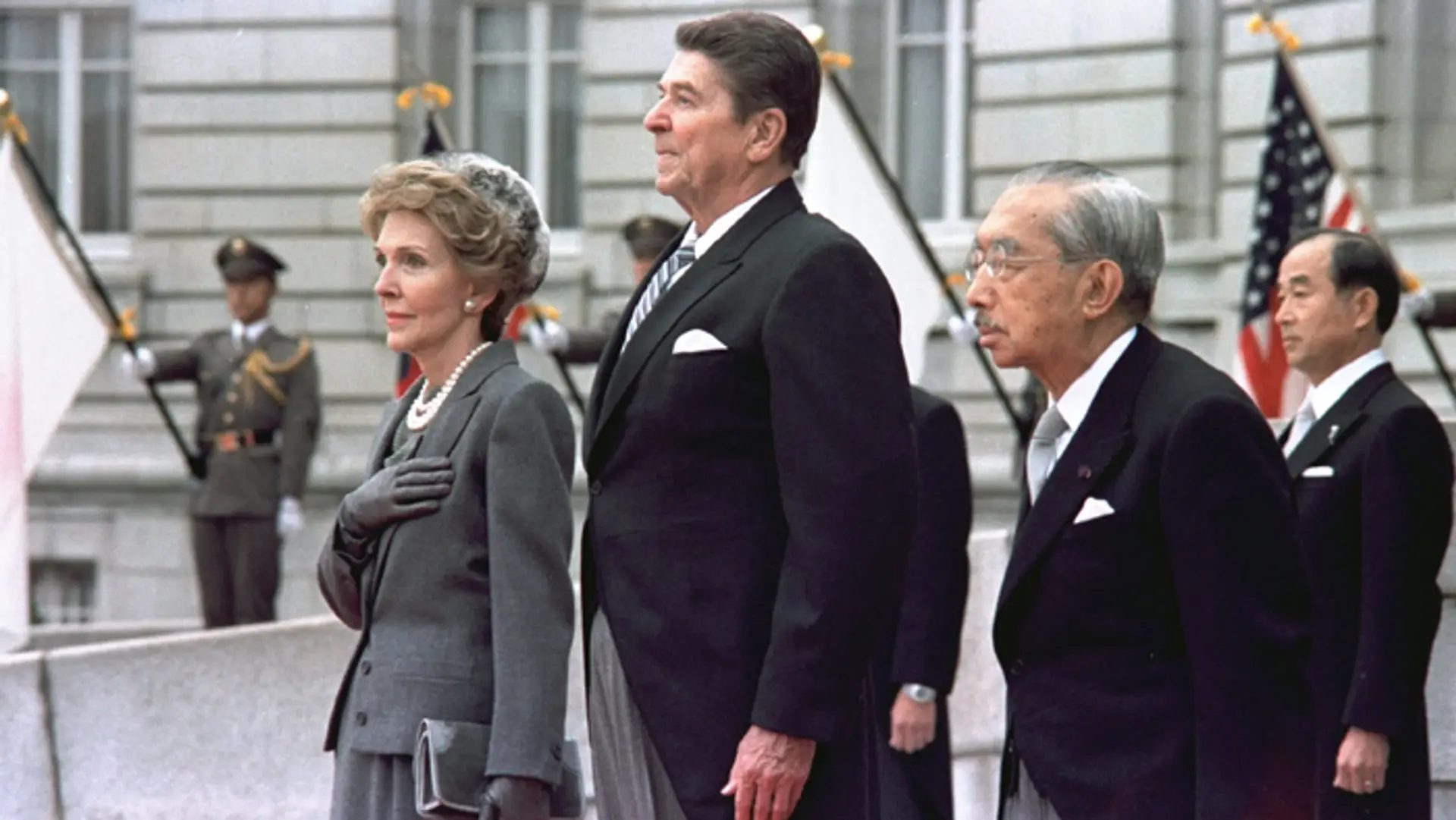 Na archívnej snímke z 9. novembra 1983 americký prezident Ronald Reagan a prvá dáma Nancy Reaganová.