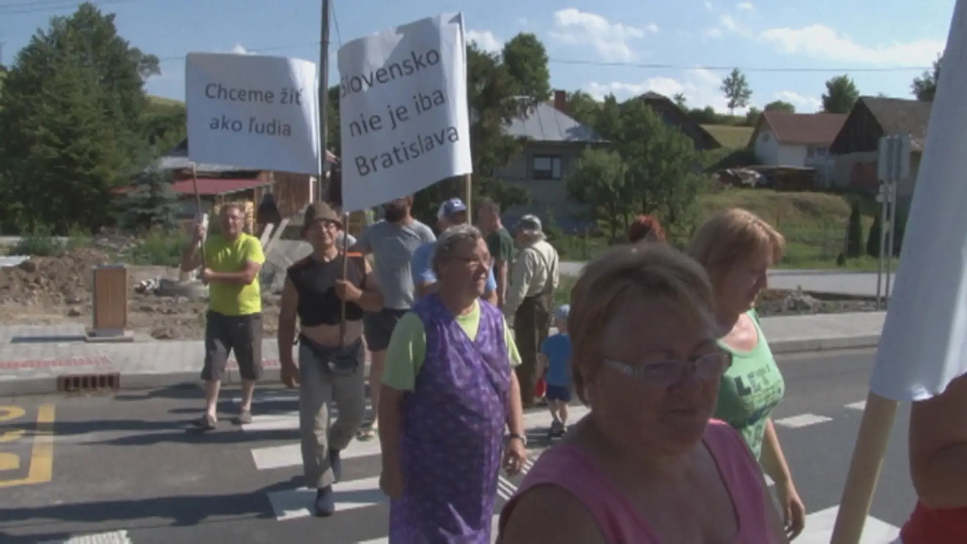 Protestujúci v obci Šarišský Štiavnik. 