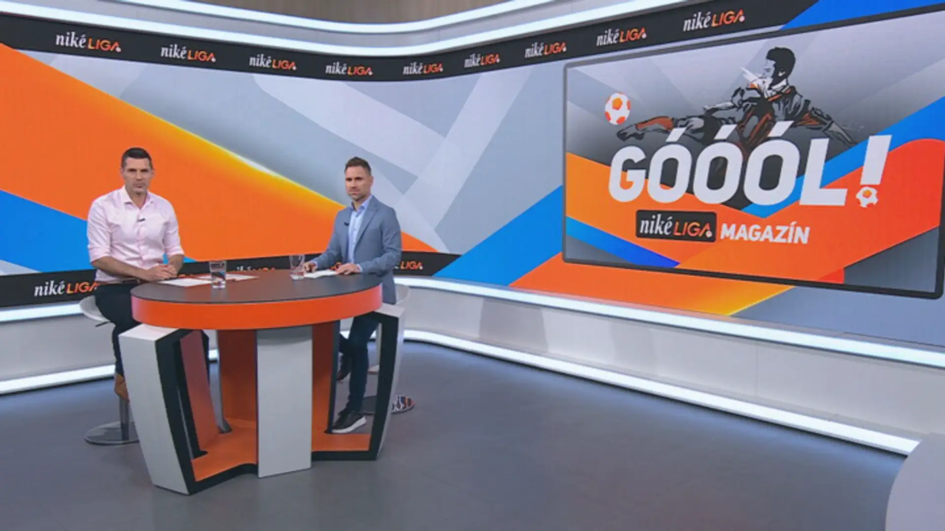 Moderátor Marián Tomčák a futbalový expert Stanislav Angelovič.