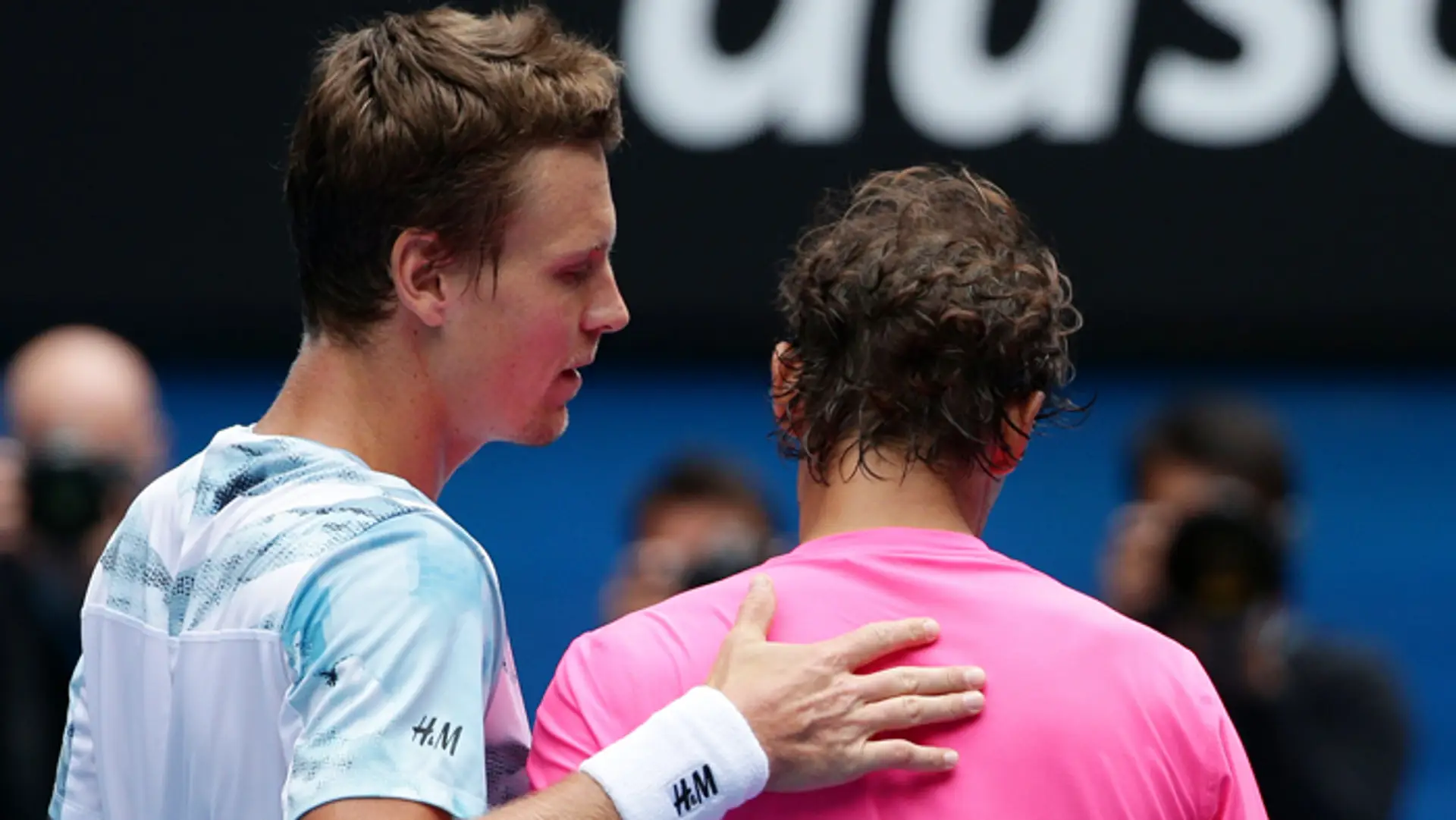 Tomáš Berdych utešuje Rafaela Nadala po prehre na AO.