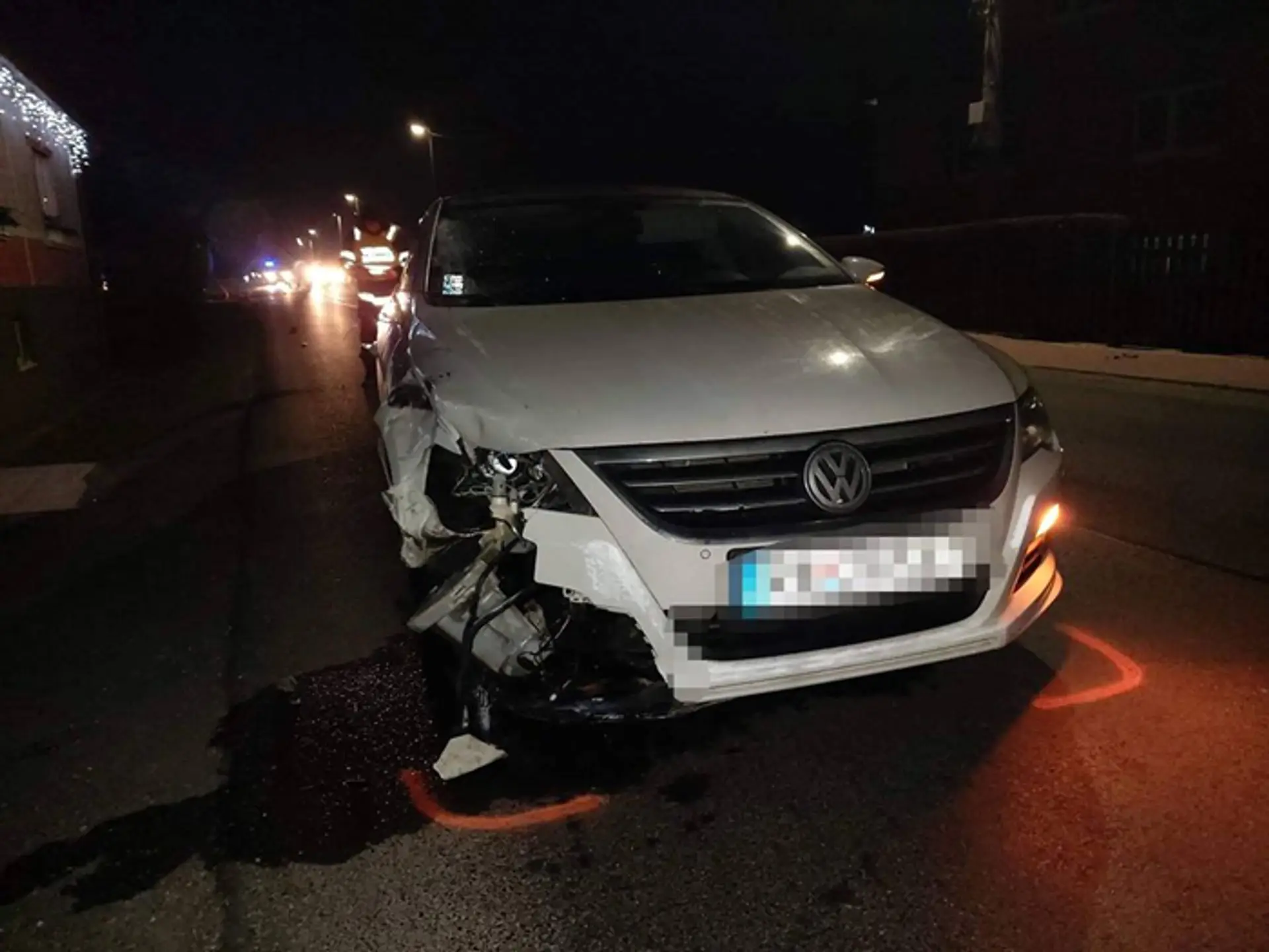 Polícia pred hotelom, kde sa z okna strieľalo.