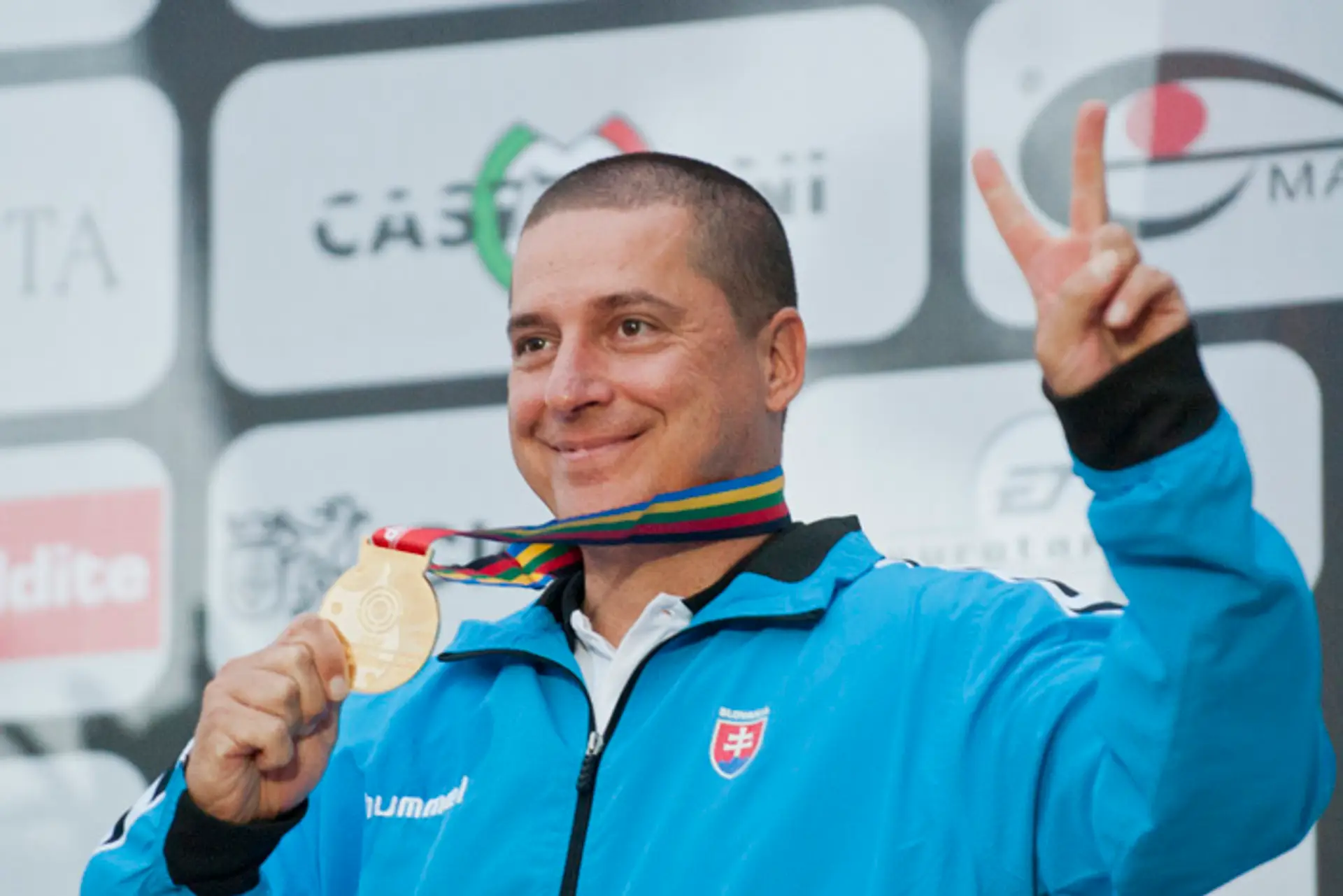 Trapista Erik Varga pózuje so zlatou medailou po obhajobe titul u na MS v streľbe v brokových disciplínach. (12. septembra 2015)