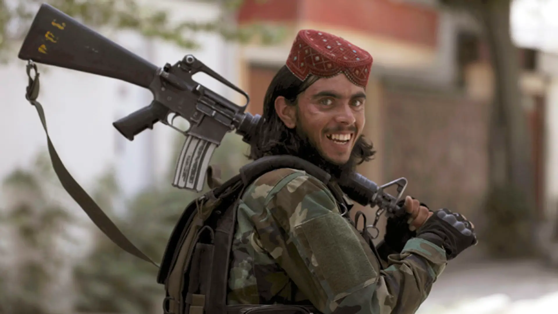 Bojovník Talibanu hliadkuje na ulici v štvrti Wazir Akbar Khan v Kábule.