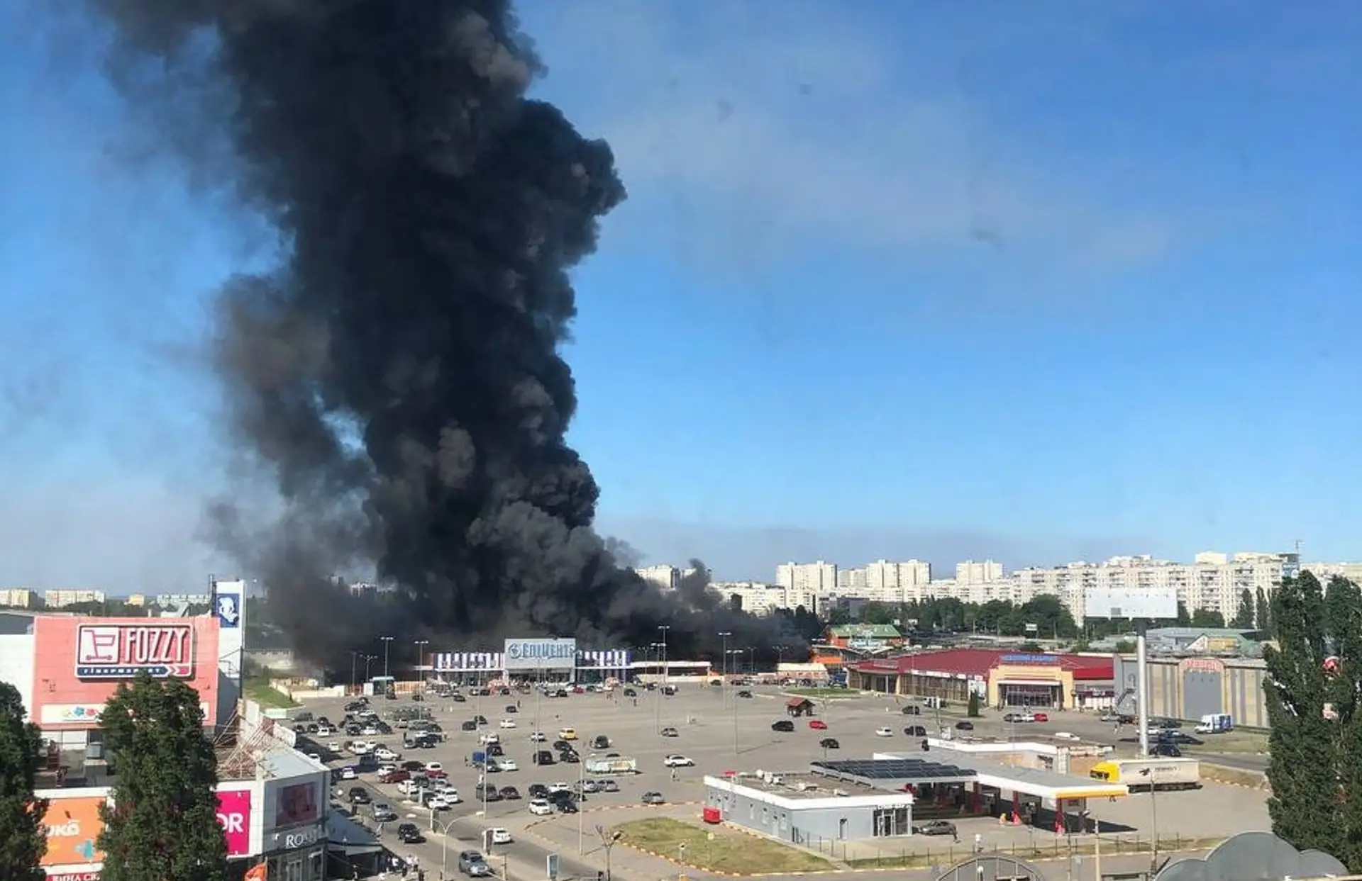 Horiaca budova po ruskom útoku v Charkove.