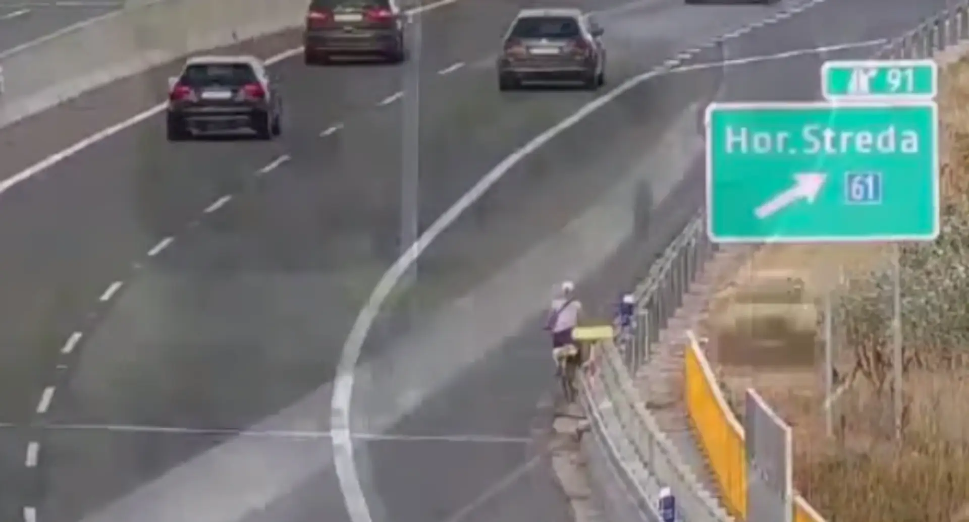 Žena na bicykli na diaľnici D1.