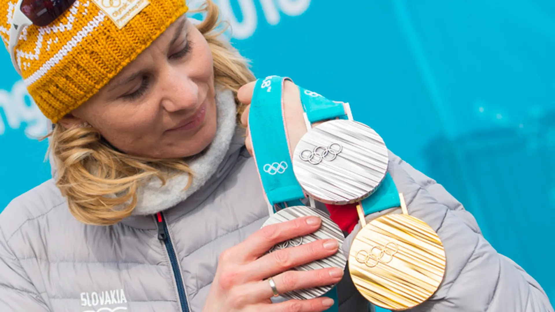 Anastasia Kuzminová pózuje s medailami v olympijskej dedine v Pjongčangu.
