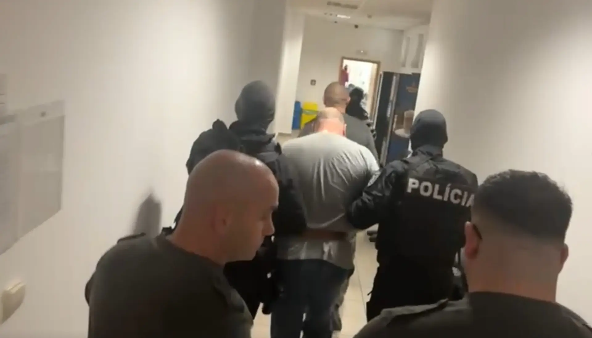 Na snímke obvinený Tomáš z vraždy rodičov v Trnave pri príchode na súd.