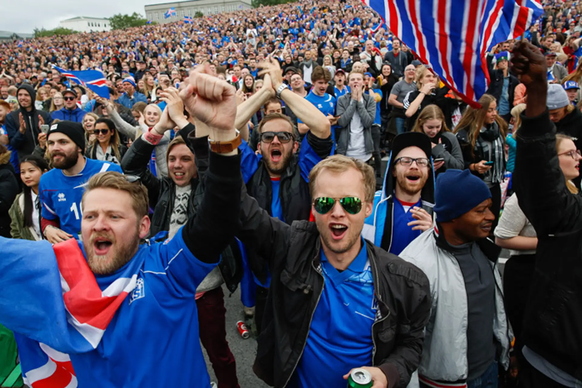 Islandskí fanúšikovia sa tešia v Reykjavíku po výhre nad Anglickom.