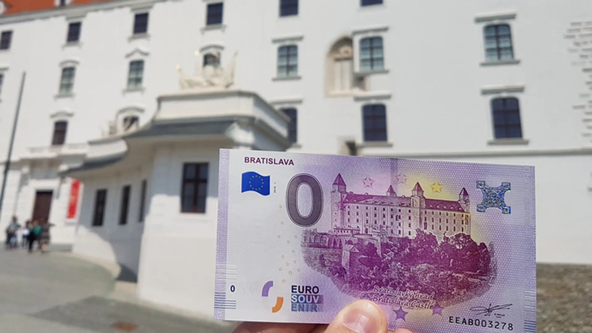 Nulová eurobankovka s Bratislavským hradom.
