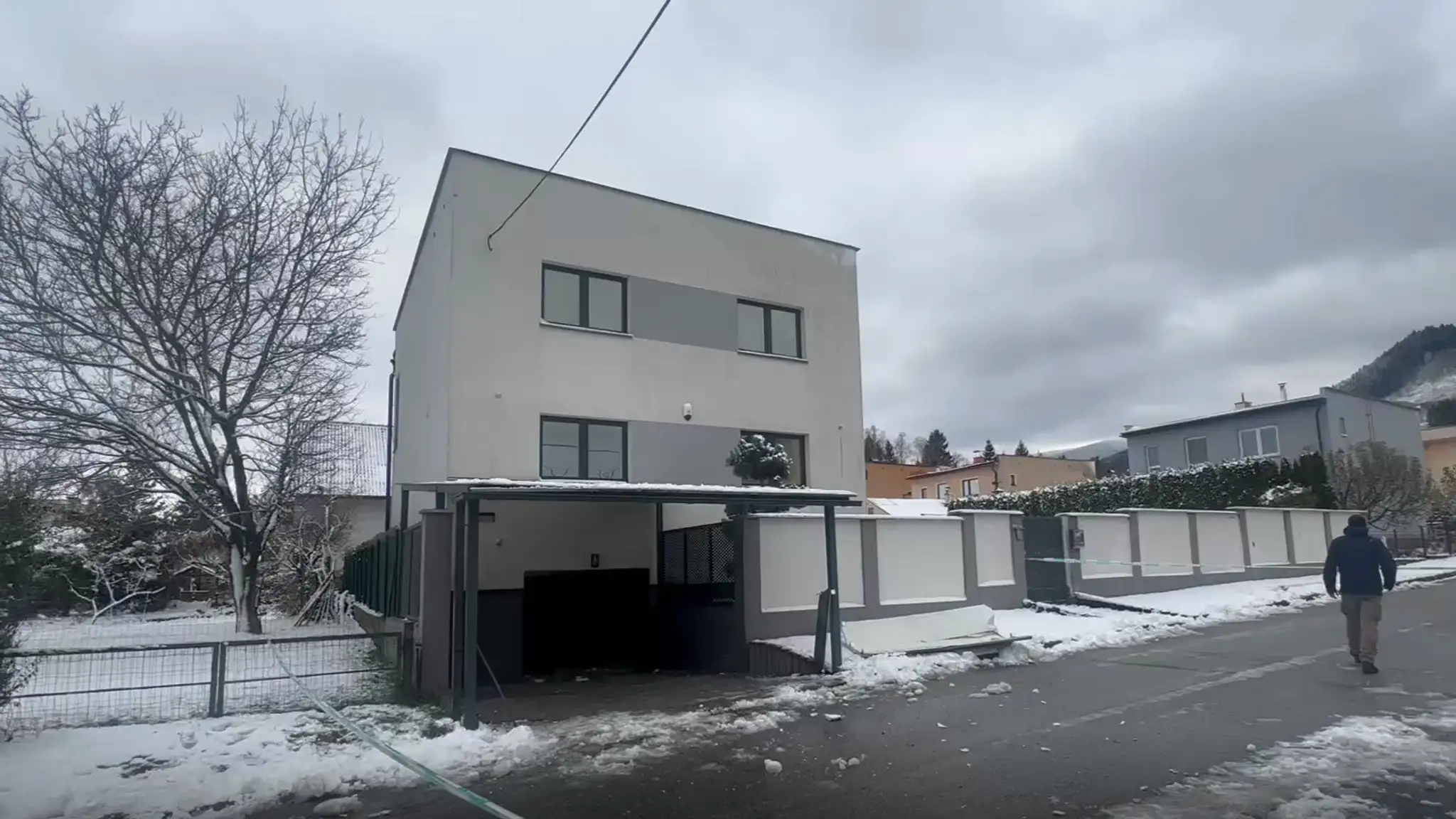 FOTO a VIDEO: Explózia v Martine. Pred domom podnikateľa mala vybuchnúť bomba, páchateľ ju zrejme odpálil na diaľku