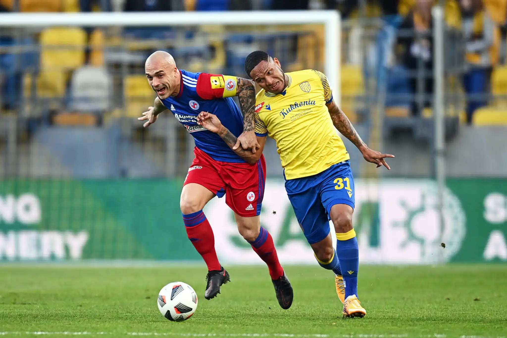 Futbalista Senice Juraj Piroska (vľavo) a hráč DAC-u Eric Javier Grajales Davis bojujú o loptu v zápase 15. kola Fortuna ligy