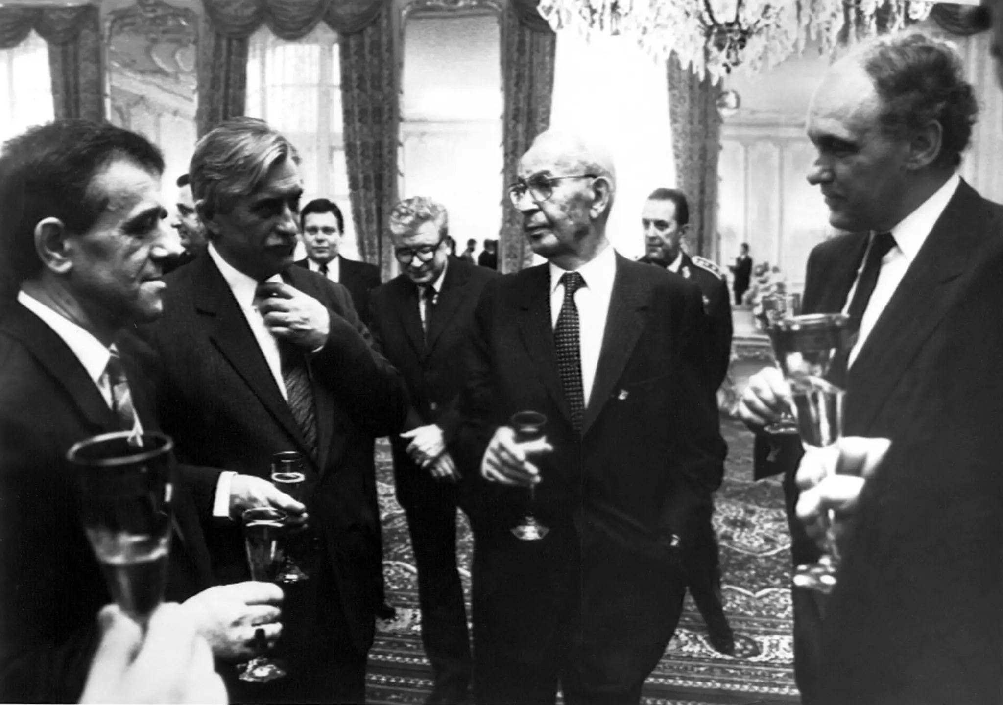 Sprava predseda vlády ČSSR Marián Čalfa, G. Husák, Jiří Dienstbier a Richard Sacher. 