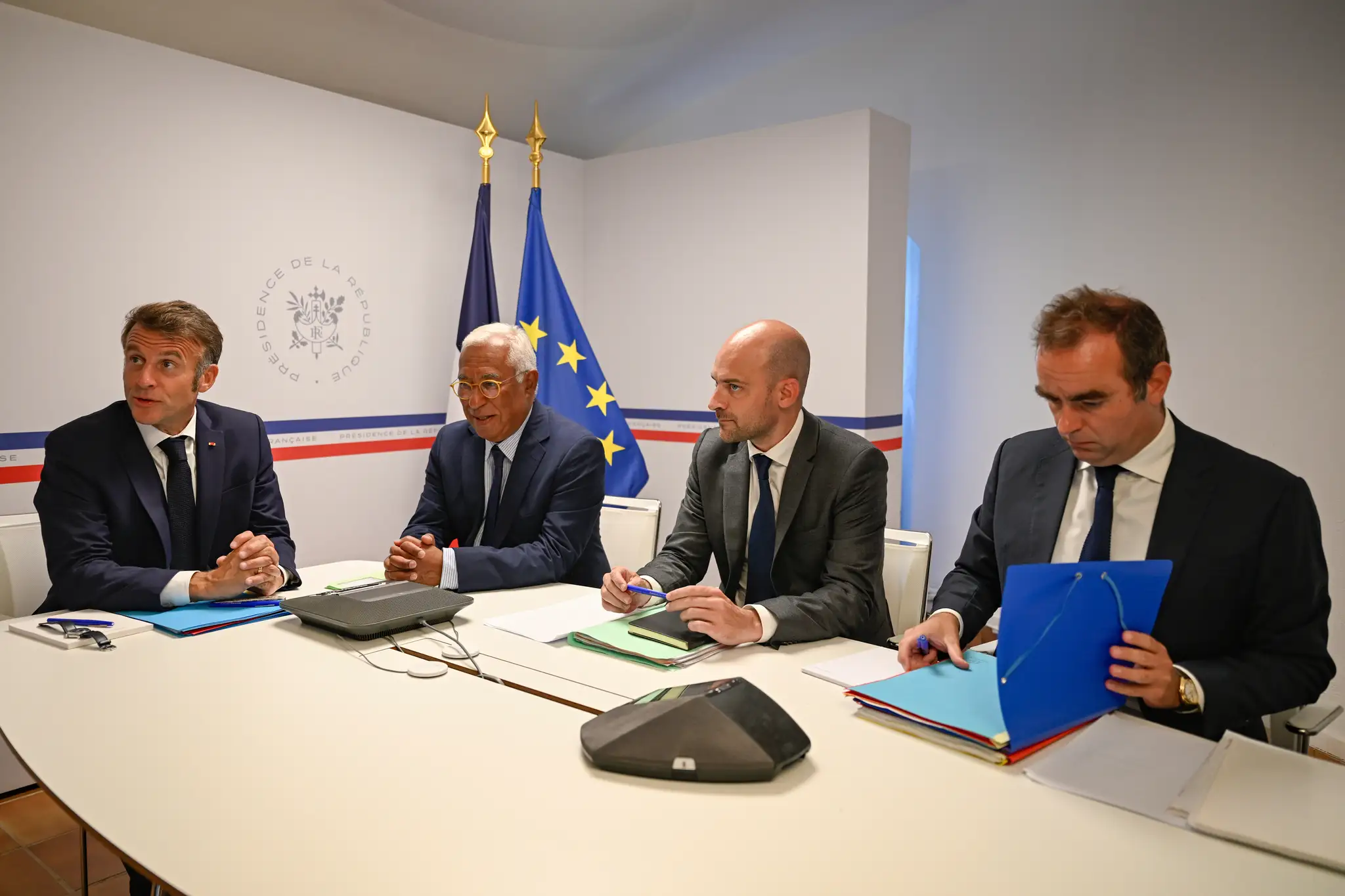 Francúzsky prezident Emmanuel Macron, predseda Európskej rady António Costa, francúzsky minister zahraničných vecí Jean-Noël Barrot (druhý vpravo) a francúzsky minister obrany Sébastien Lecornu počas videokonferencie o Ukrajine.