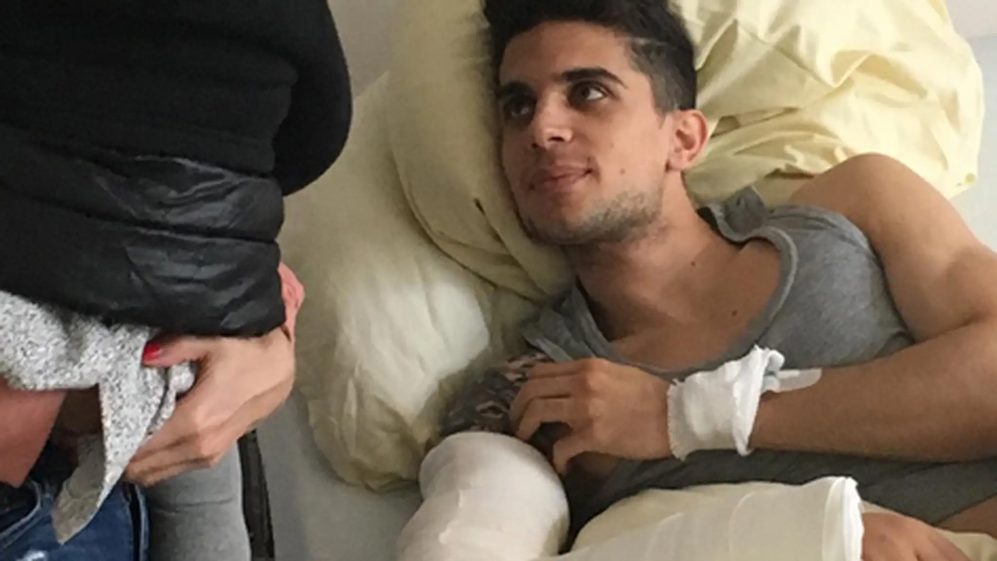 Obranca Borussie Dortmund Marc Bartra v nemocnici po útoku na klubový autobus.