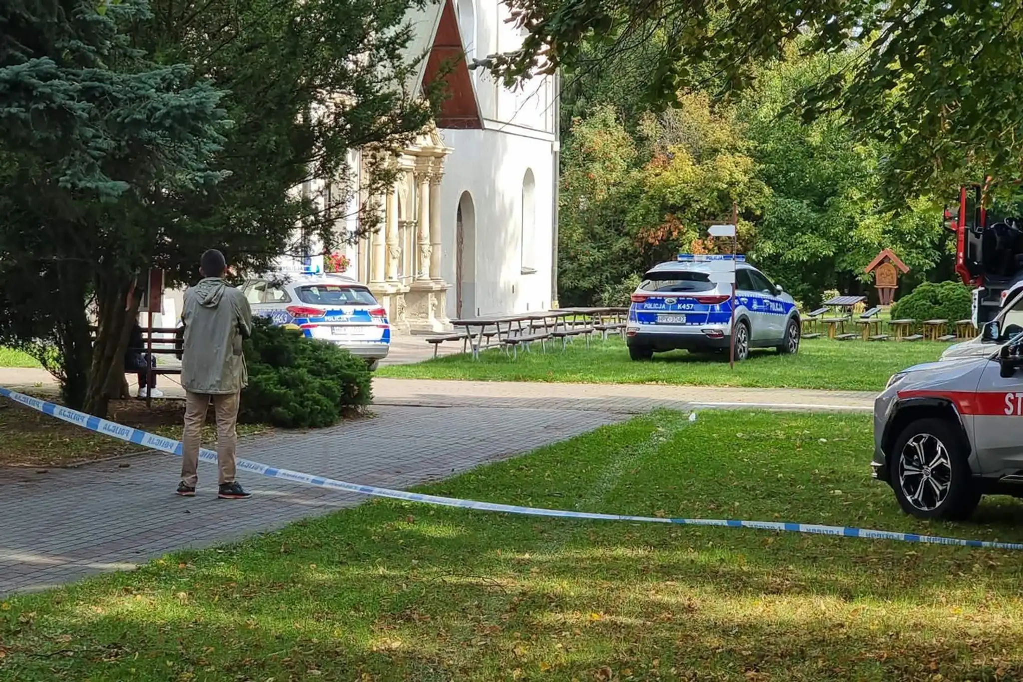 Pri útoku nožom počas omše v kláštore benediktínok v meste Jaroslaw na juhovýchode Poľska vo štvrtok zahynuli dvaja duchovní a traja ľudia utrpeli zranenia.