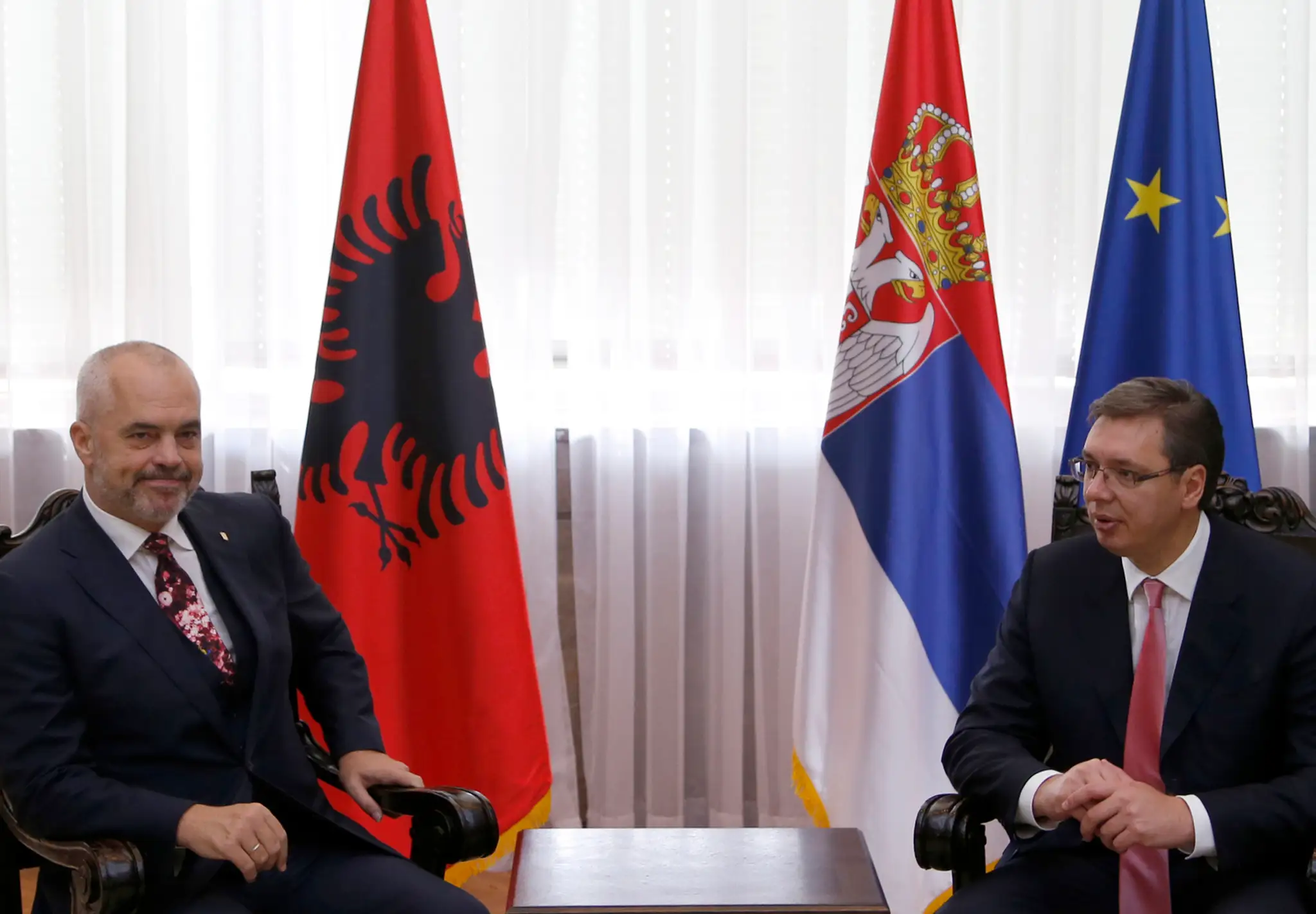 Srbský premiér Aleksandar Vučič sa rozpráva so svojím albánskym partnerom Edi Ramom počas ich stretnutia v Belehrade.