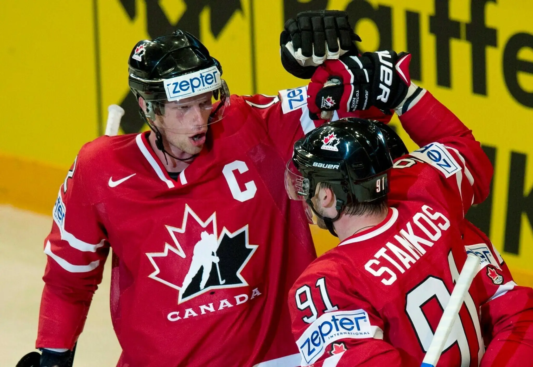 Eric Staal v drese Kanady so spoluhráčom Stevenom Stamkosom na archívnej s nímke z roku 2013.