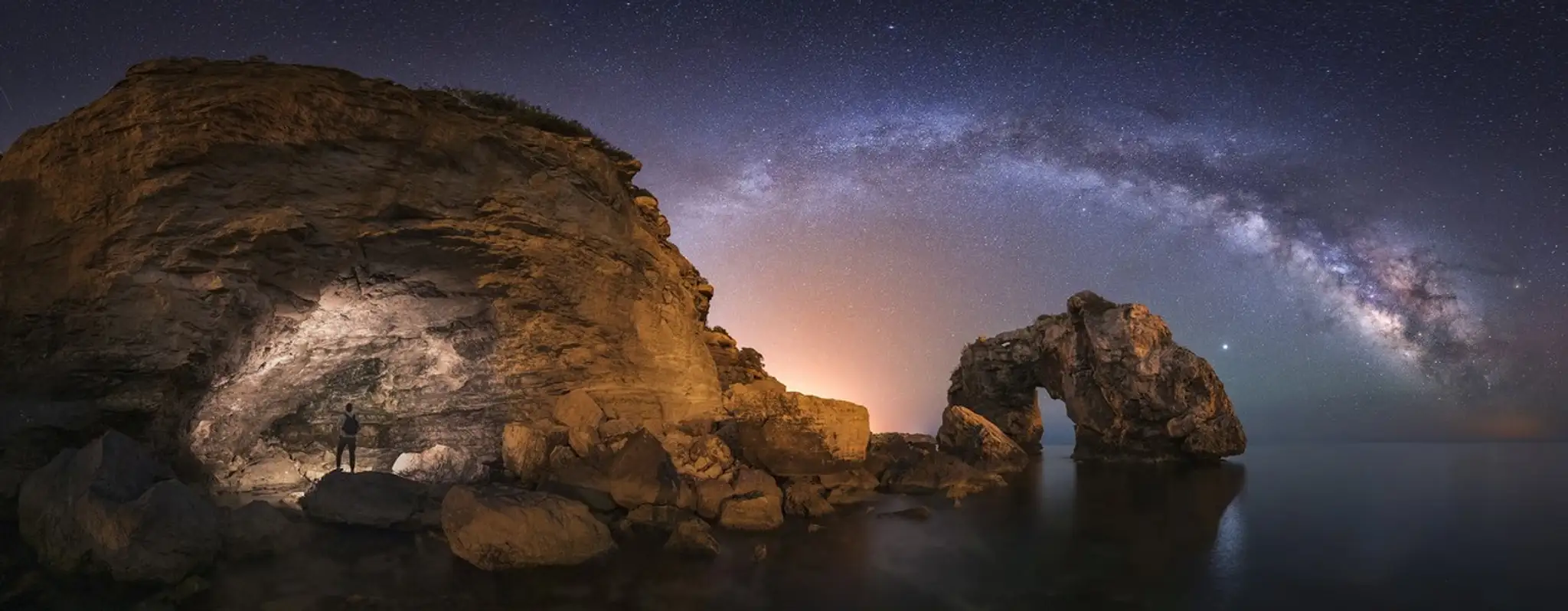 Víťaz kategórie Nočný svet:  Mliečna dráha nad Los Arcos y la Cueva (Mallorca)