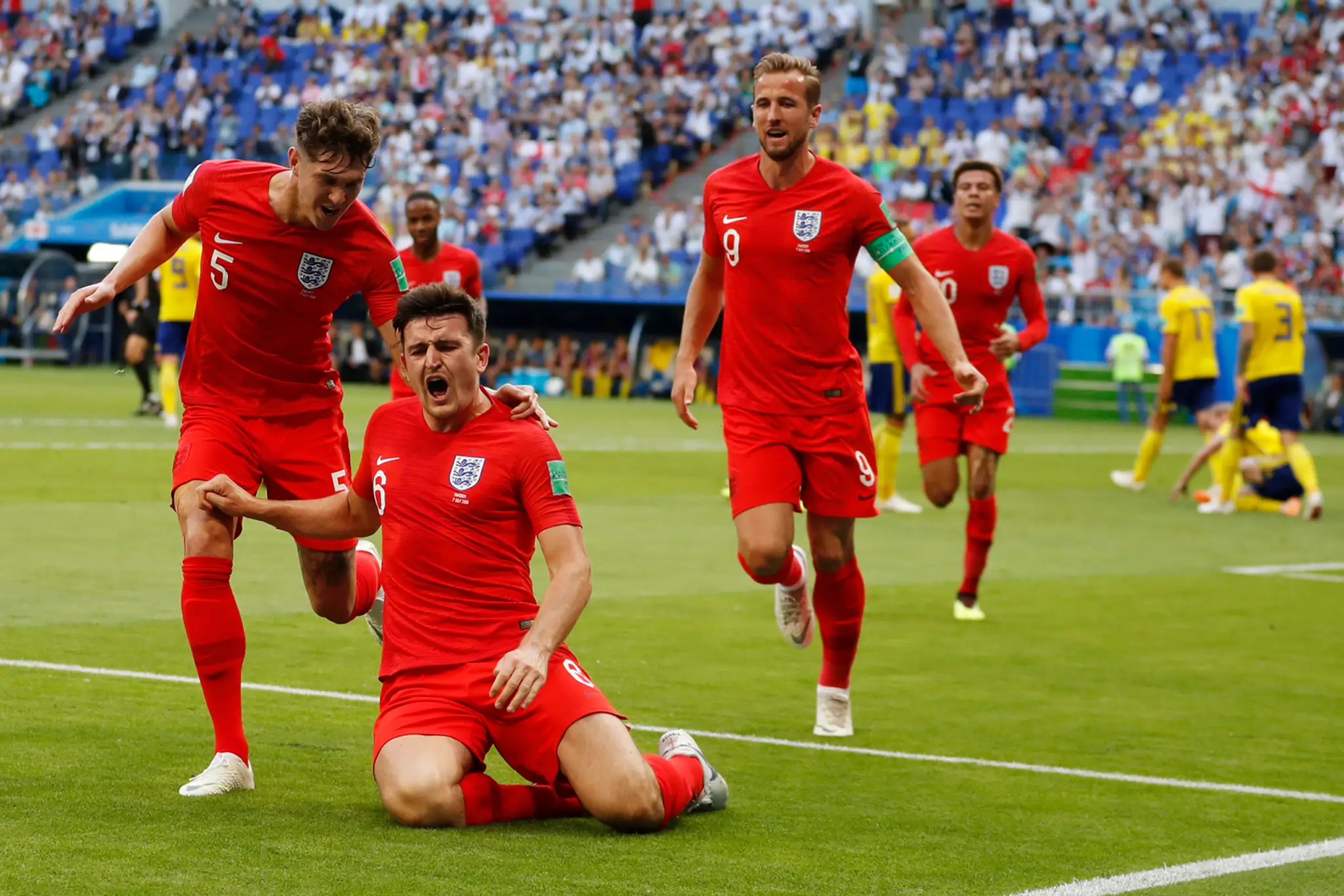 Radosť Angličanov po góle Harryho Maguireho (na kolenách) vo štvrťfinále MS 2018 proti Švédsku.