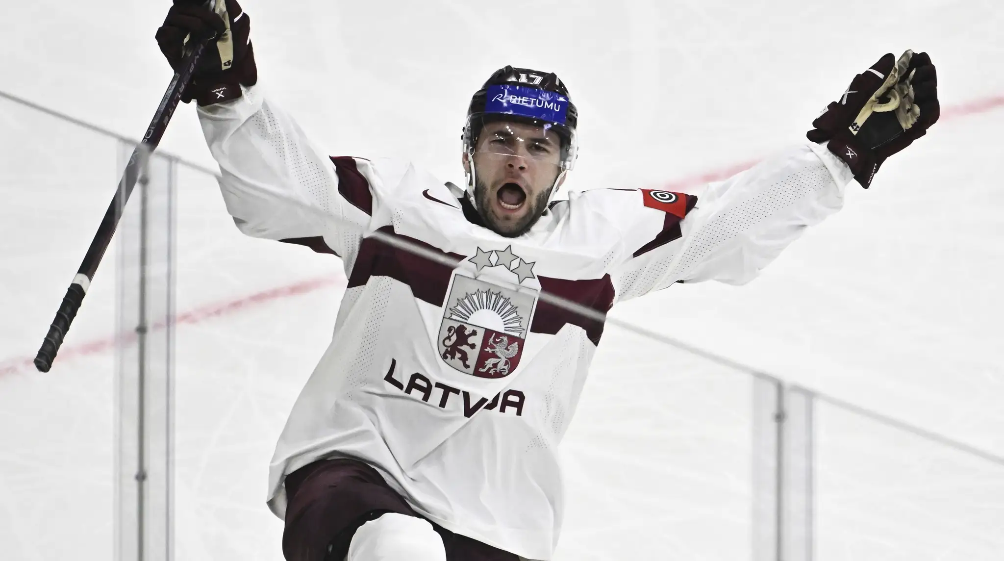 Martins Dzierkals oslavuje gól do siete Francúzska.