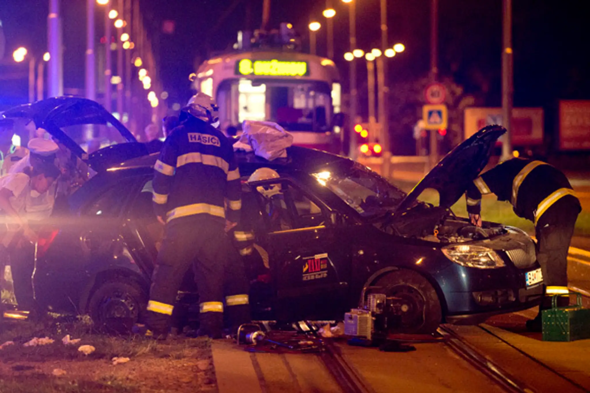 V Bratislave sa zrazila električka s autom