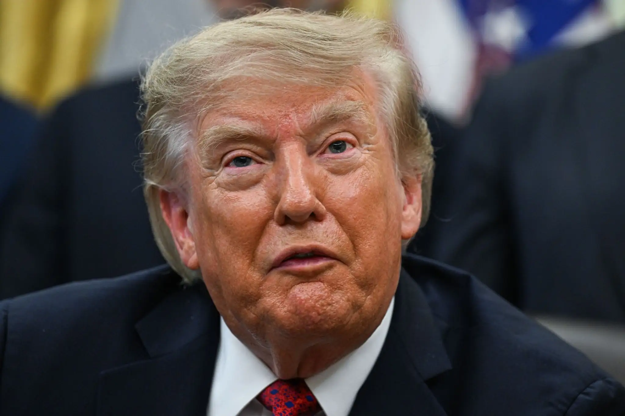 Donald Trump priznal, že sa líči sám.