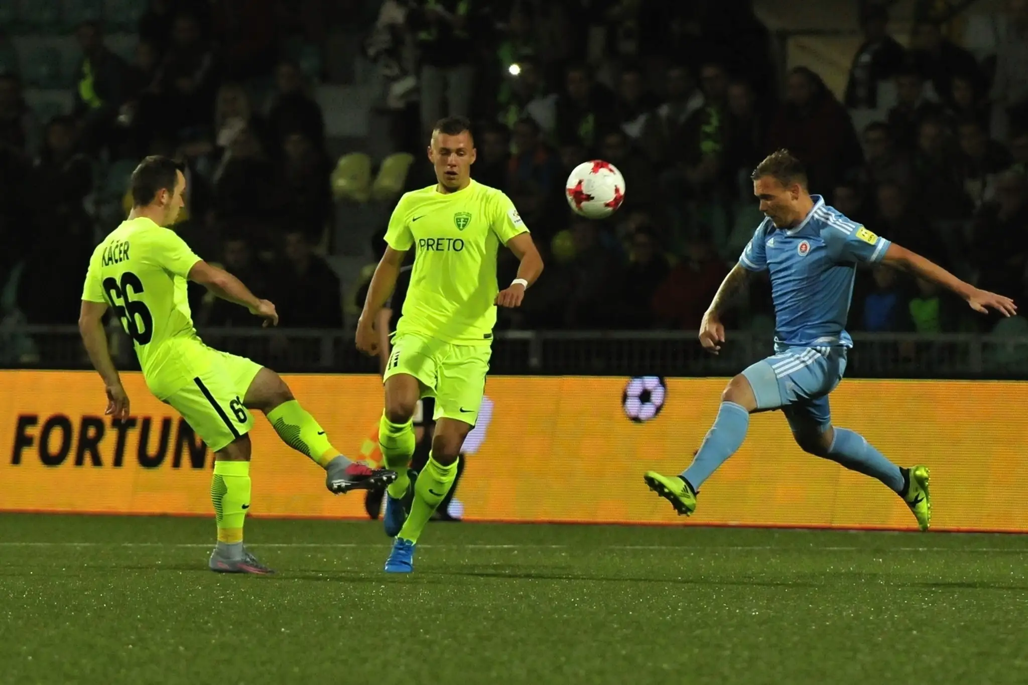 Miroslav Káčer a Samuel Mráz (obaja Žilina) a Lukáš Droppa (Slovan) počas  zápasu 10. kola Fortuna ligy.