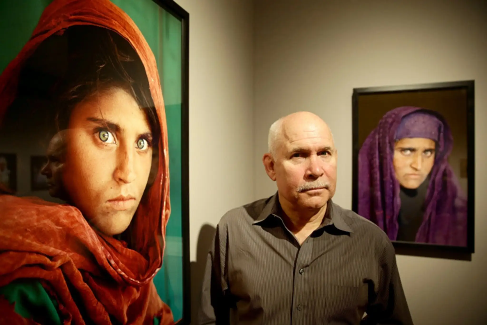Steve McCurry so svojou najslávnejšou fotografiou afgánskeho dievčaťa, ktorú urobil v roku 1984.