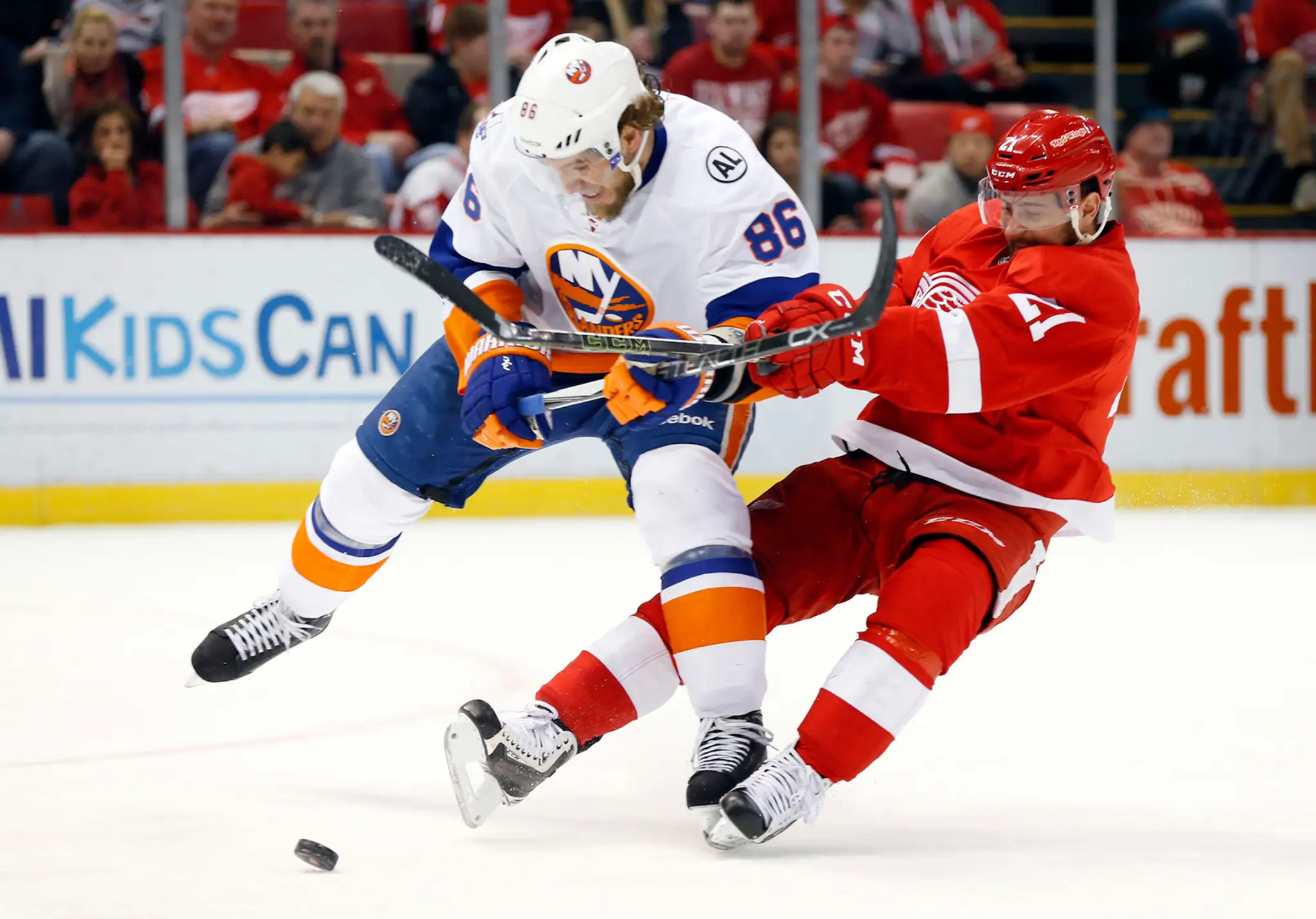 Hráč Detroitu Slovák Tomáš Tatar (vpravo) a útočník Islanders Nikolaj Kuliomin.