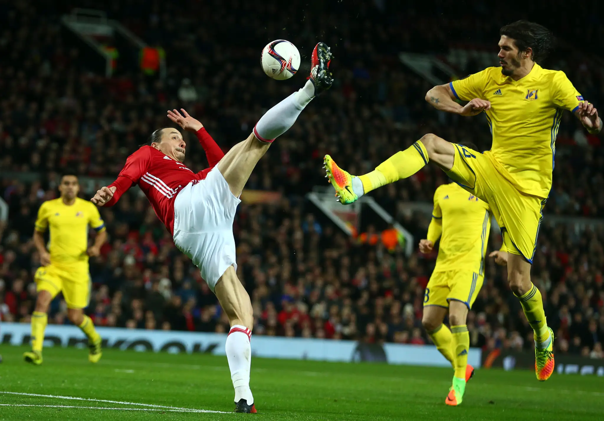 Zlatan Ibrahimovič (vľavo) bojuje o loptu s Césarom Navasom z Rostova v odvete osemfinále EL.