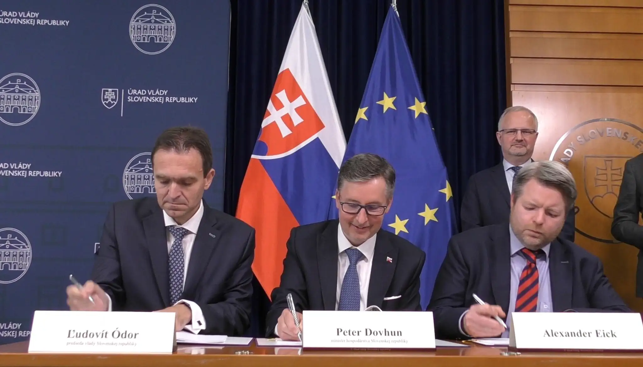 Na snímke zľava predseda vlády Ľudovít Ódor, minister hospodárstva SR Peter Dovhun a prevádzkový riaditeľ spoločnosti Winkelmann Alexander Eick  