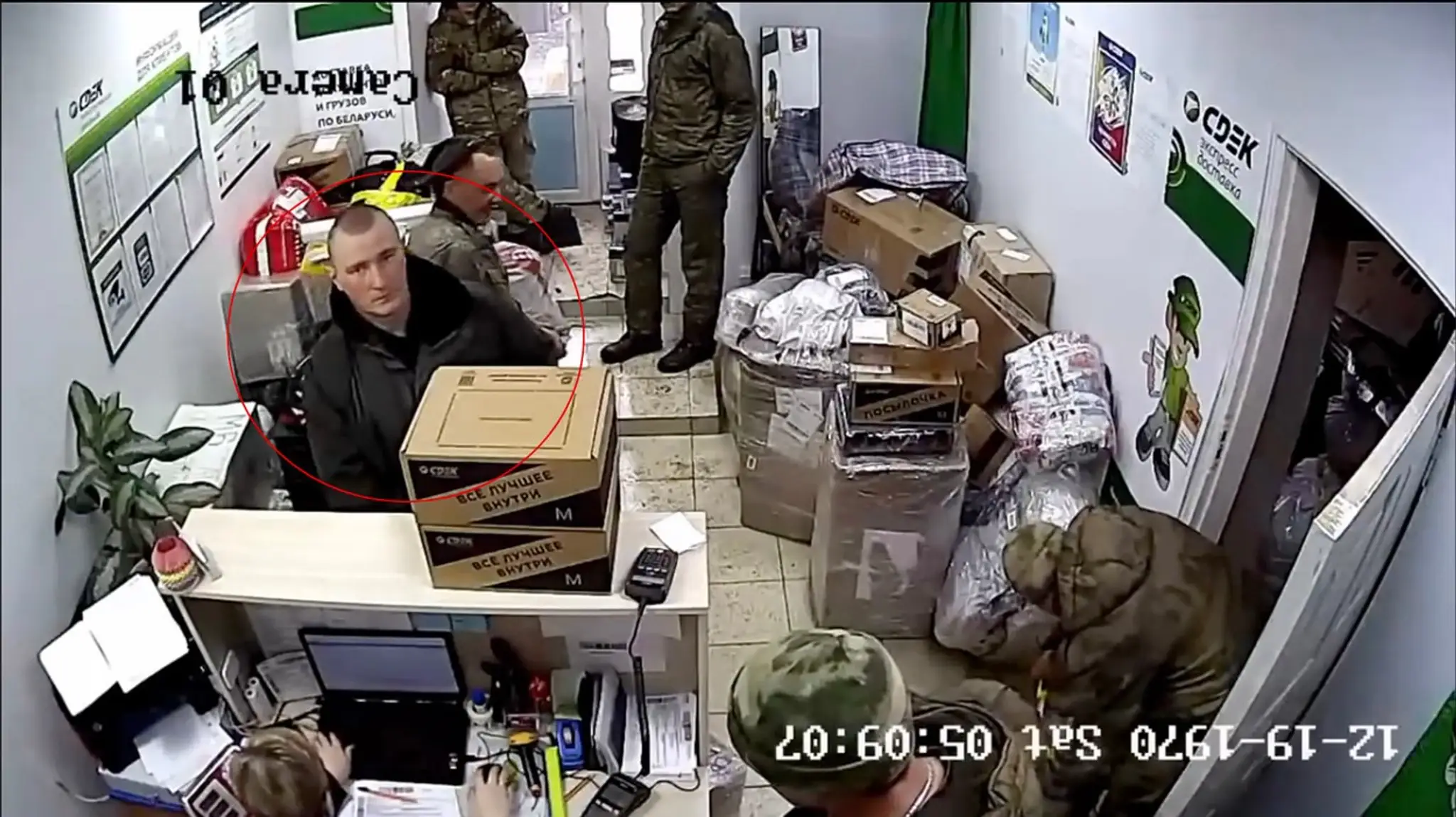 Ruský vojak Jevgenij Kovalenko posiela domov ďalšie krabice s lupom.