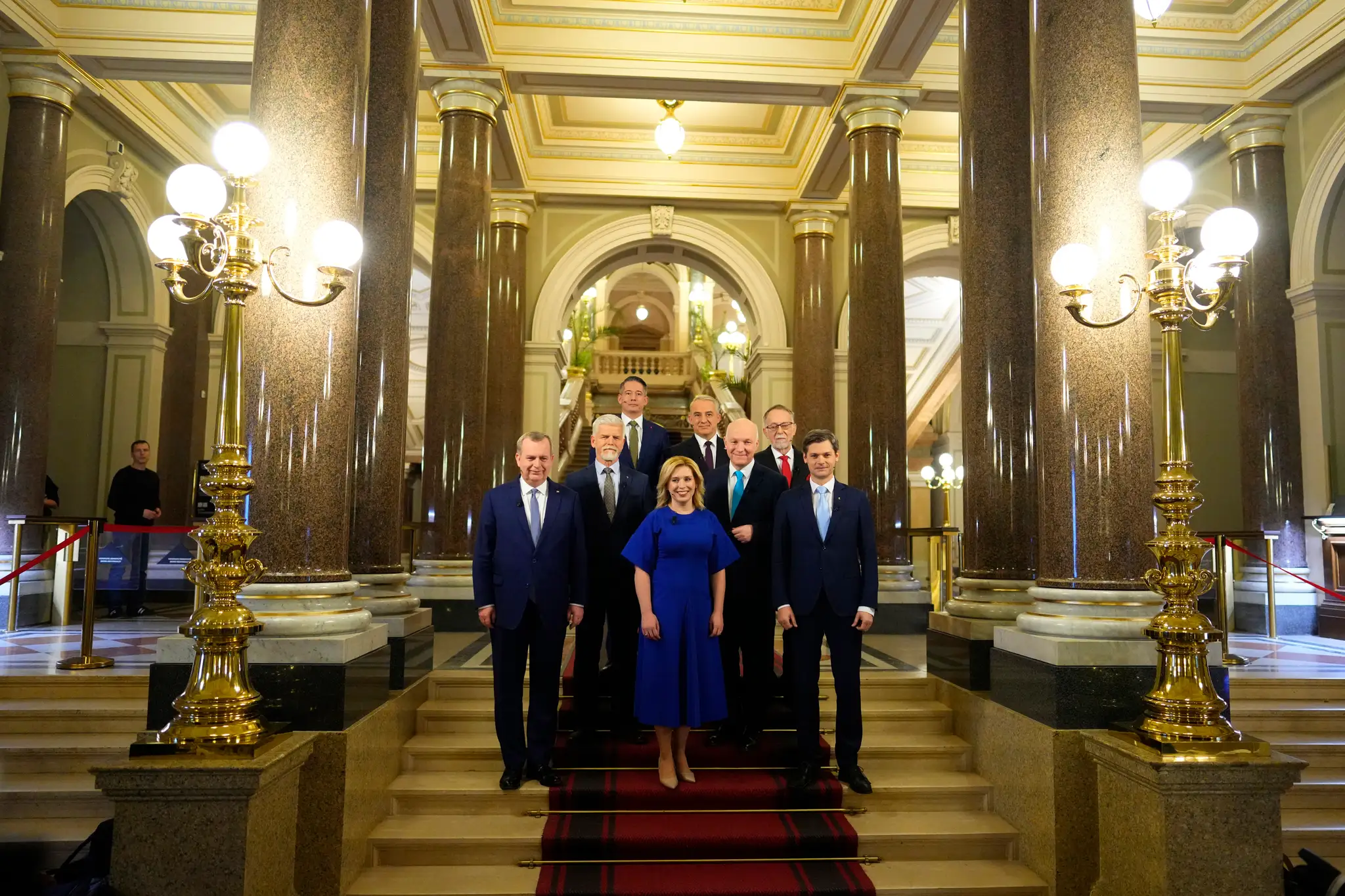Prezidentskí kandidáti pózujú pred začiatkom politickej superdebaty v priestoroch Národného múzea v Prahe 8. januára 2023.