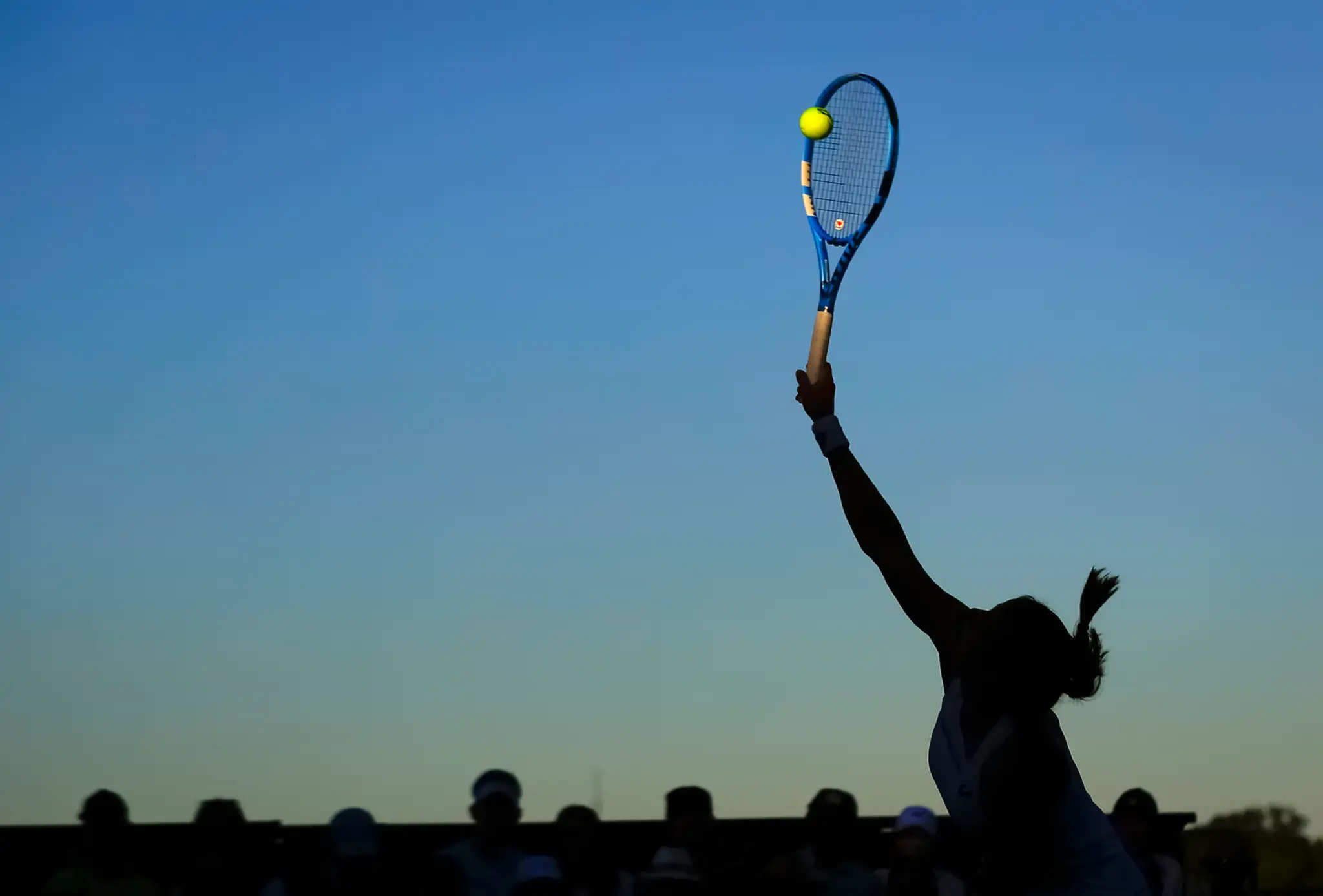 Tenistka Julia Goergesová servisuje v 1. kole Wimbledonu proti Monice Puigovej.