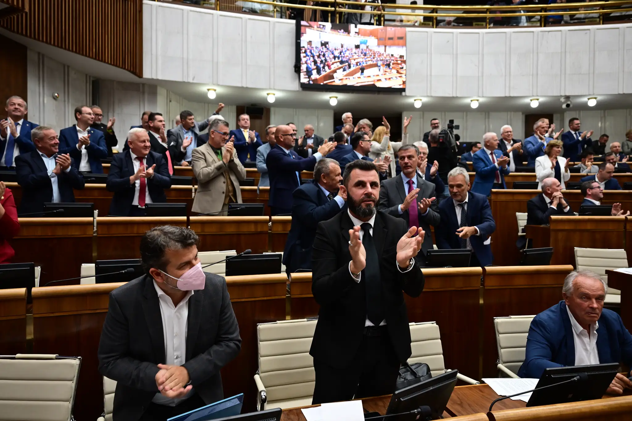 Na snímke vpredu koaliční poslanci a v pozadí vpravo poslanci KDH tlieskajú po schválení novely Ústavy SR 26. 
