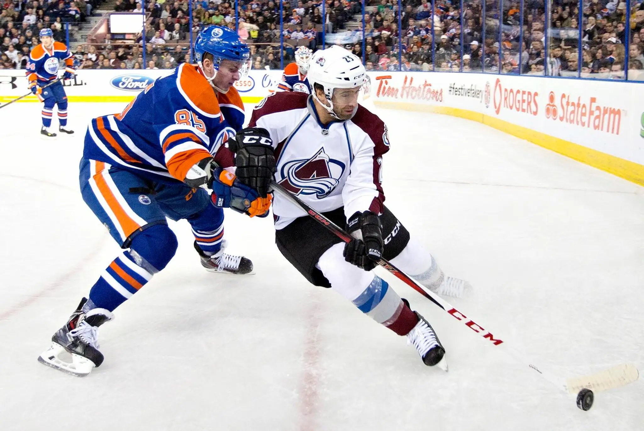Obranca Martin Marinčin (vľavo) atakuje Maxime Talbota (vpravo) vo svojom NHL debute.)