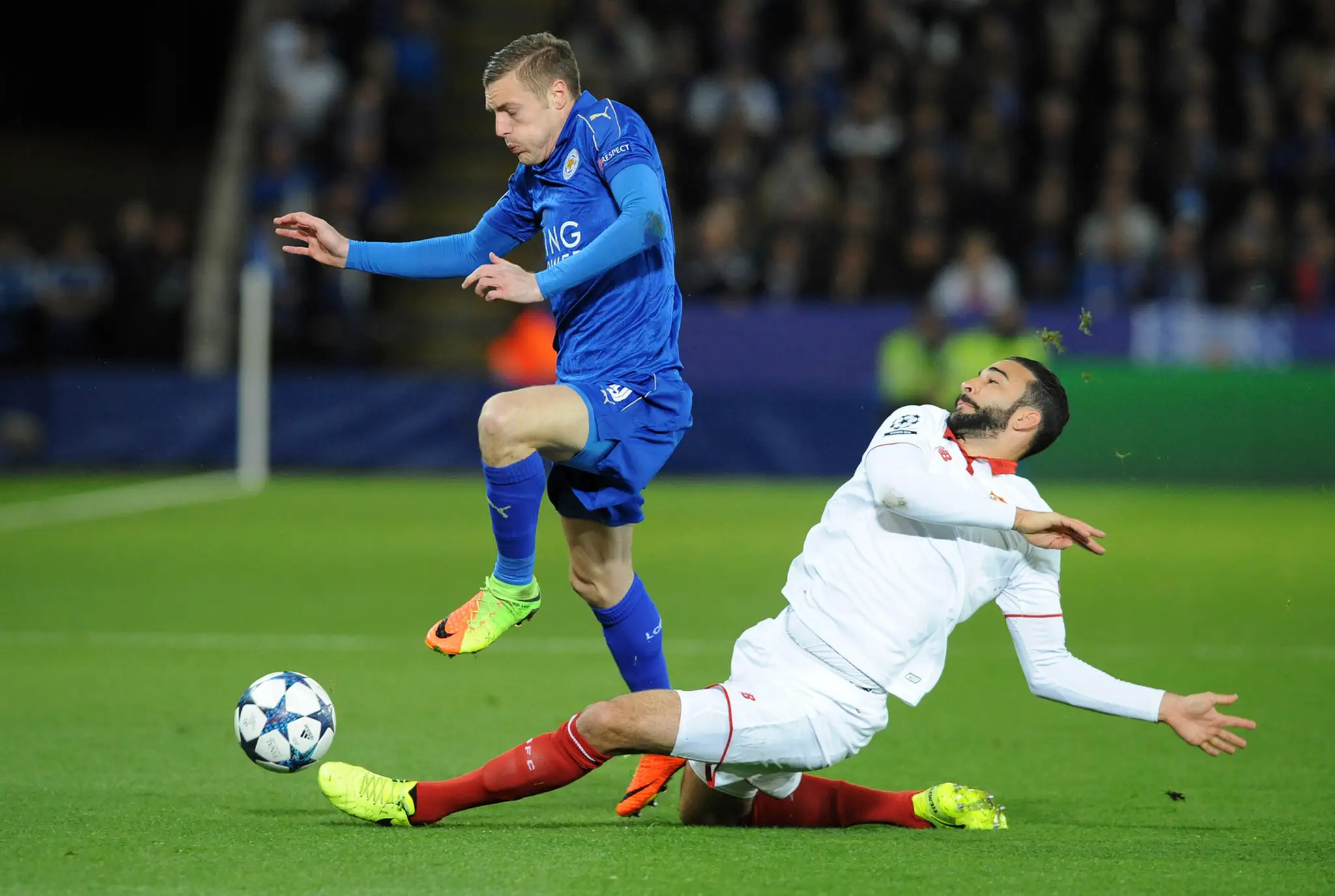 Bek Seville Adil Rami sa v odvete osemfinále LM snaží zastaviť kanoniera Leicestru Jamie Vardyho.