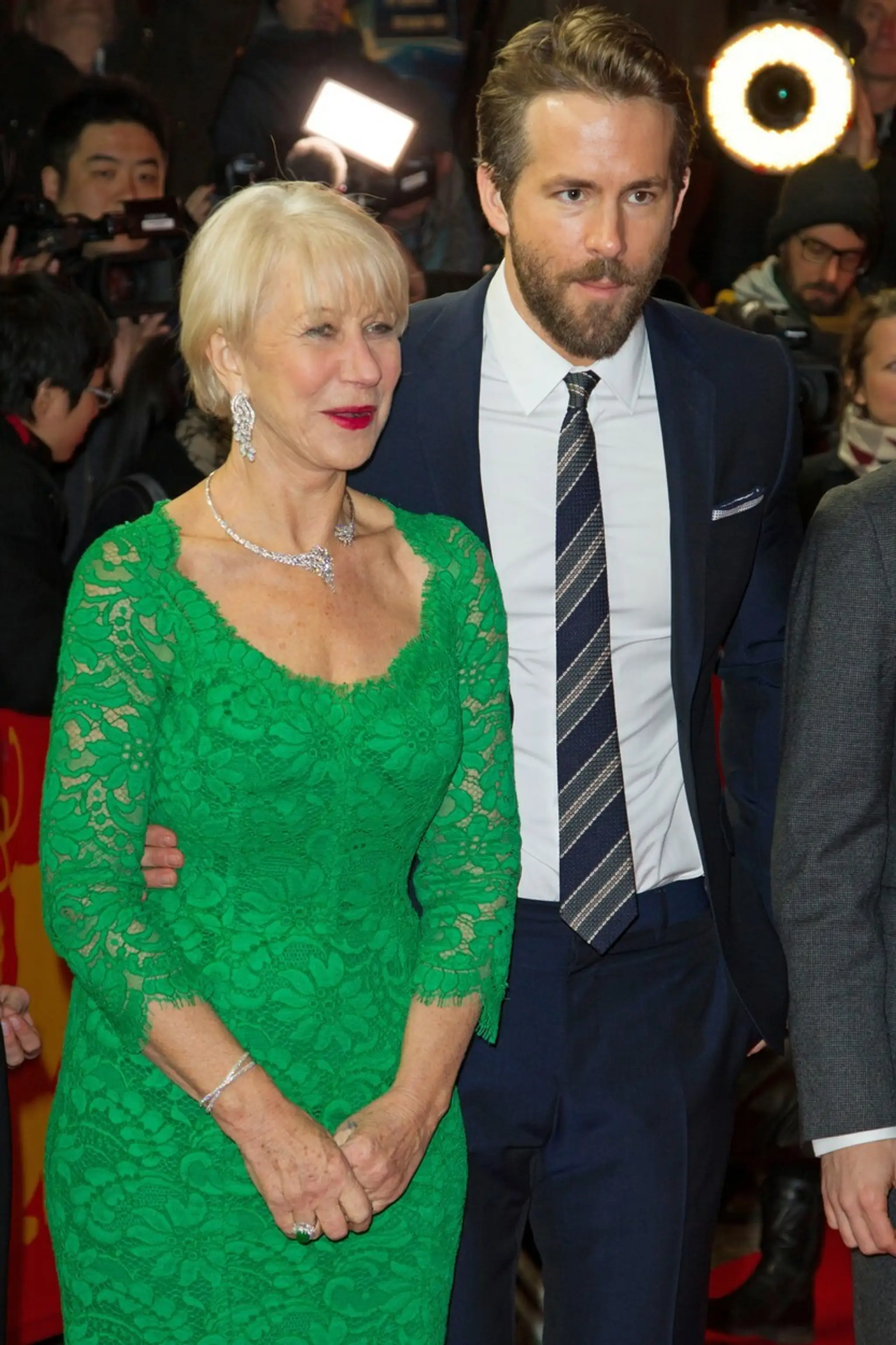 Helen Mirren a Ryan Reynolds.