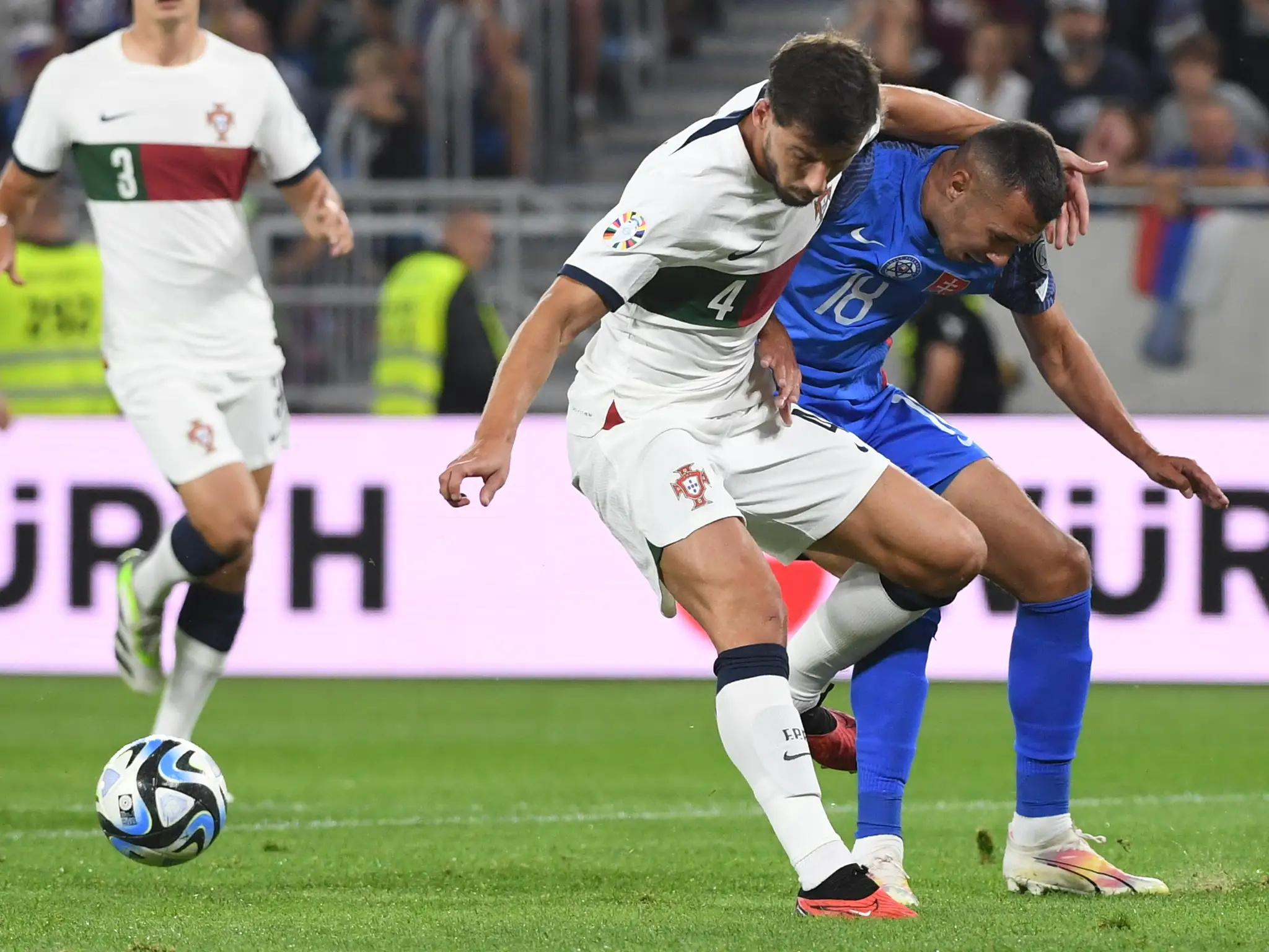 Na snímke sprava hráč Slovenska Ivan Schranr a hráč Portugaôlska Ruben Dias.
