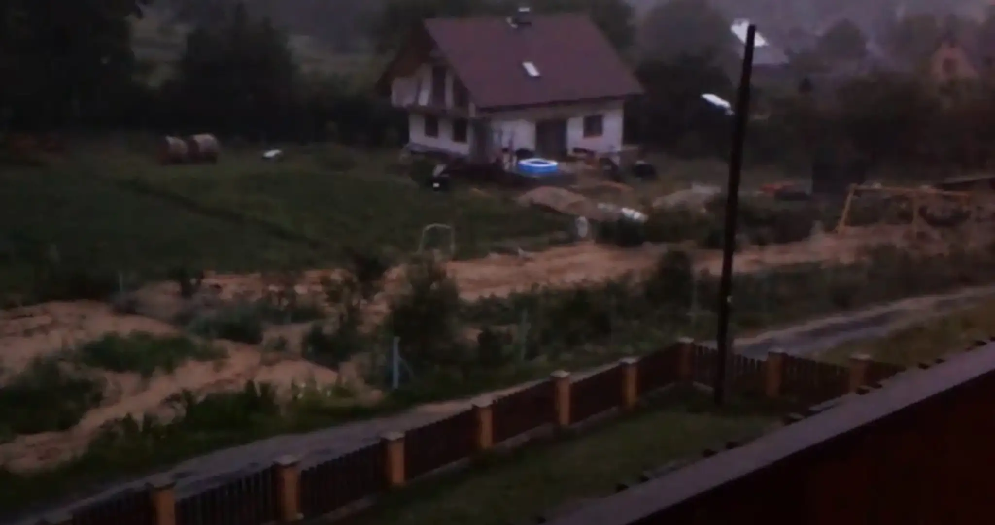Búrky z večera do rána potrápili Slovákov. Takto to vyzeralo na mnohých miestach