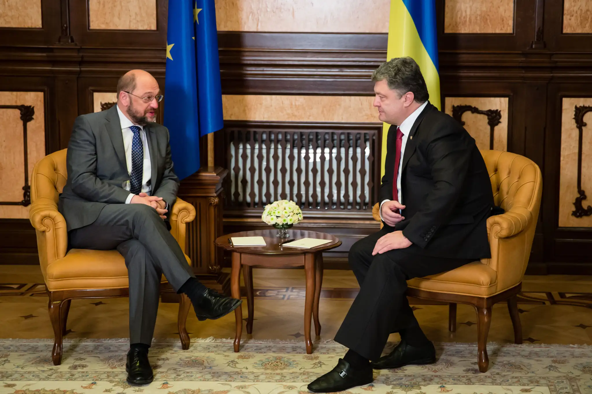 Prezident EÚ (vľavo) Martin Schulz na stretnutí s ukrajinským prezidentom Petrom Porošenkom.
